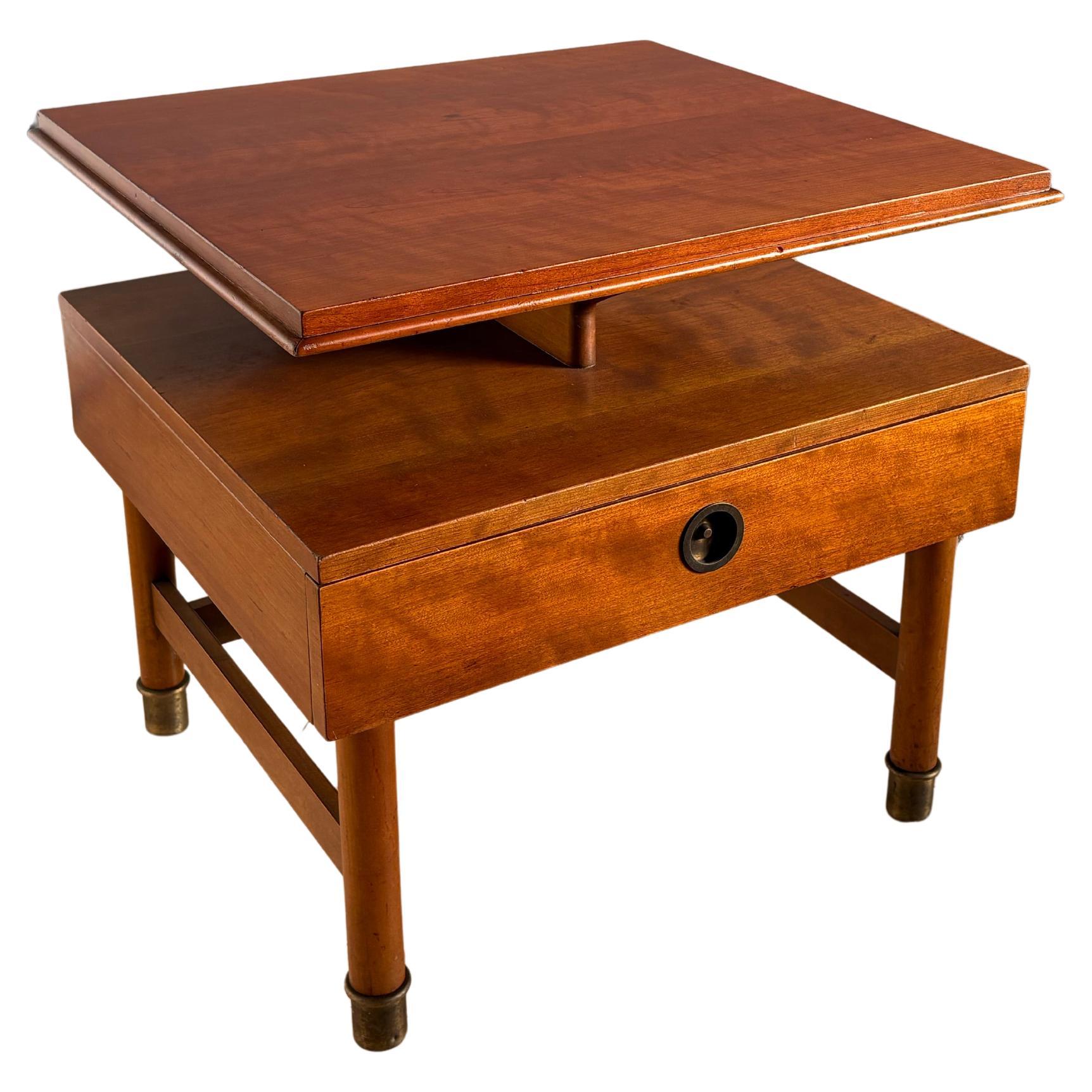 Renzo Rutili per Johnson Furniture Co. - Comodino in mogano, acero e ottone, USA in vendita