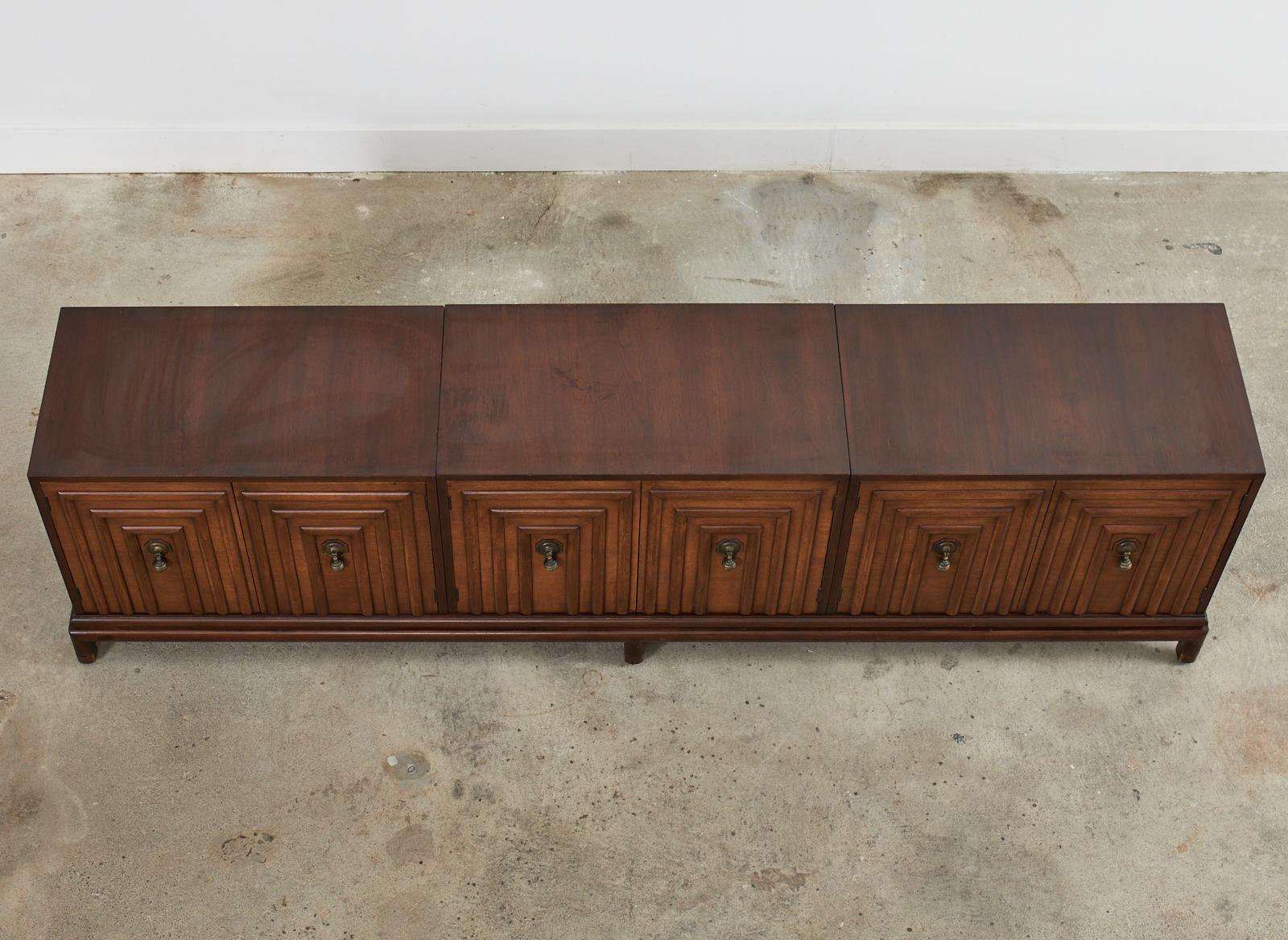 Laiton Crédence en noyer Renzo Rutili pour Johnson Furniture en vente