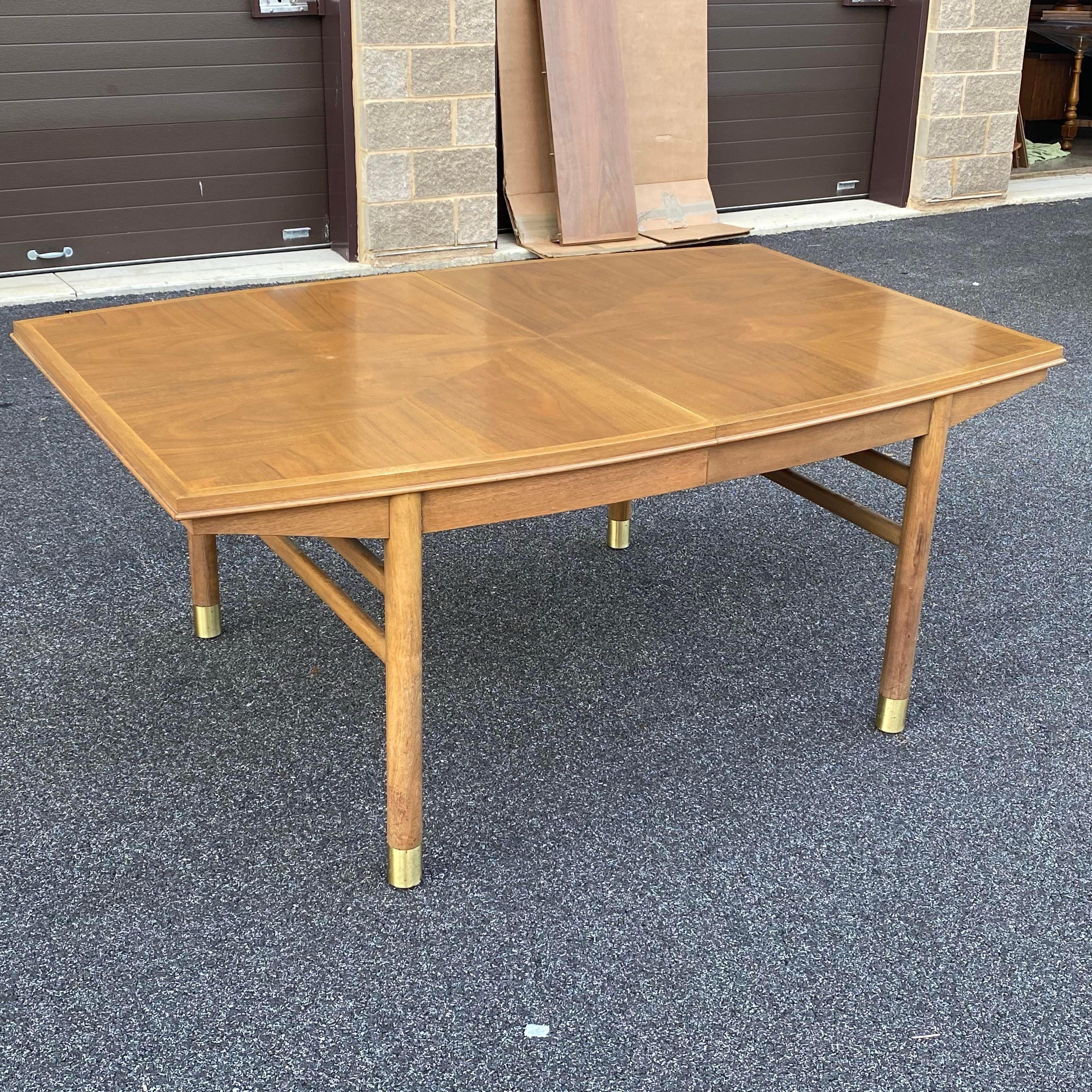 Ein spektakulärer Esstisch aus gebleichtem Mahagoni, entworfen von Renzo Rutili und hergestellt von der Johnson Furniture Company in Grand Rapids. Die fein ausgearbeitete Tischplatte ruht auf zwei mit Messingkappen versehenen Beinen, die durch