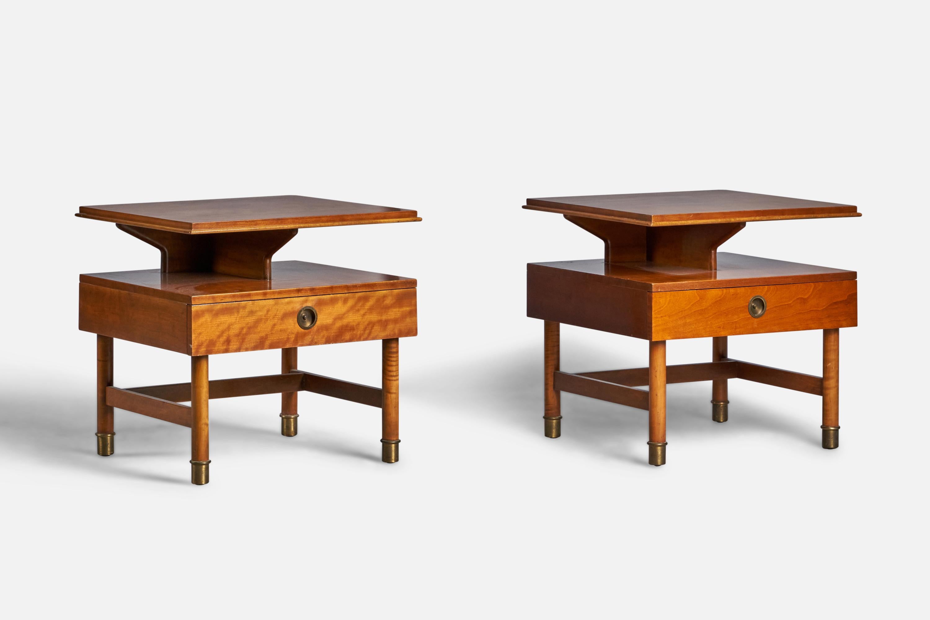 A pair of mahogany, maple and brass nightstands or bedside tables produced by Johnson Furniture Company, USA, c. 1950s. Design attributed to Renzo Rutili.