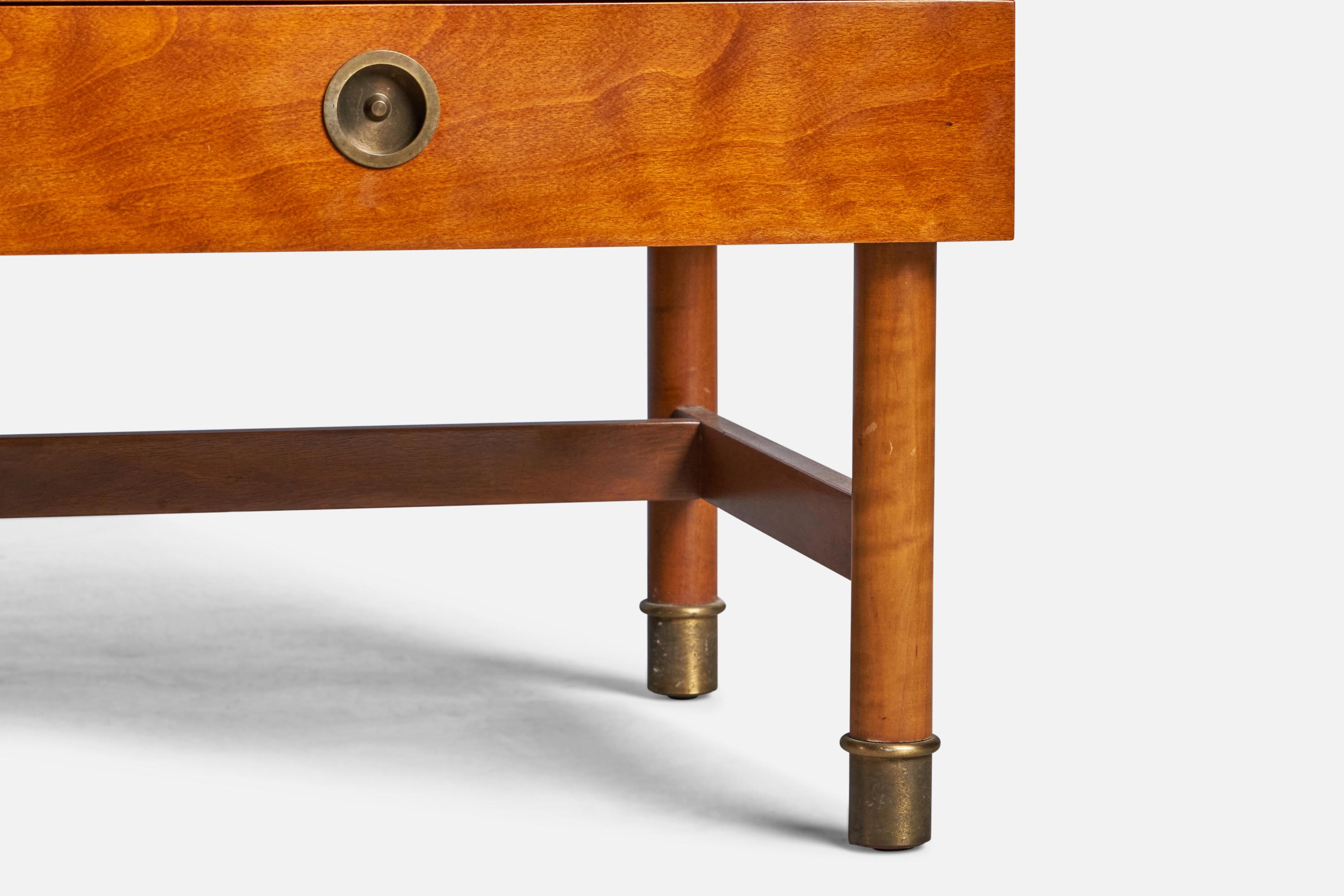 Renzo Rutili, Nightstands, Mahogany, Maple, Brass, USA, 1950s In Good Condition For Sale In High Point, NC