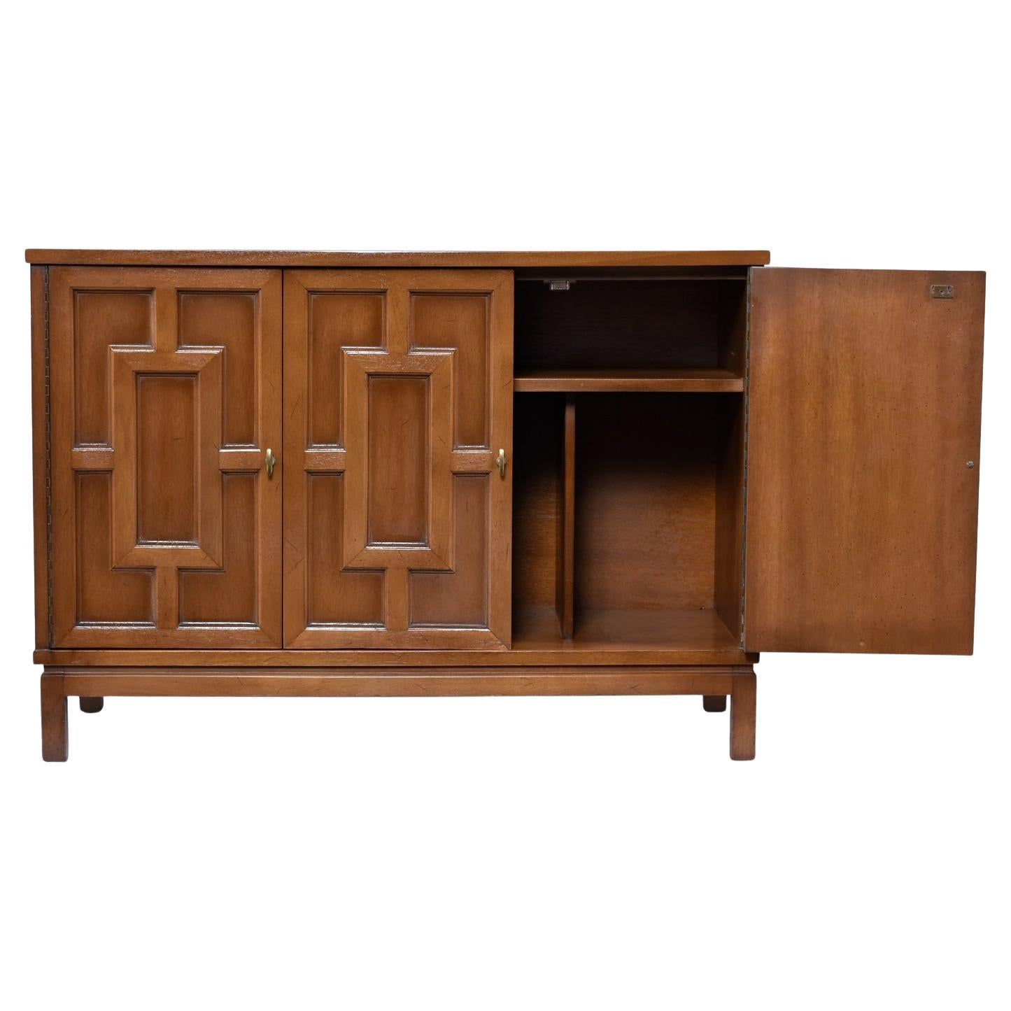 Oriente se encuentra con Occidente con este cautivador armario de estilo Renzo Rutili.  Su eficaz tamaño la hace perfecta para cualquier habitación.  Ideal como consola de entretenimiento, aparador de comedor buffet  cómoda de dormitorio. Los