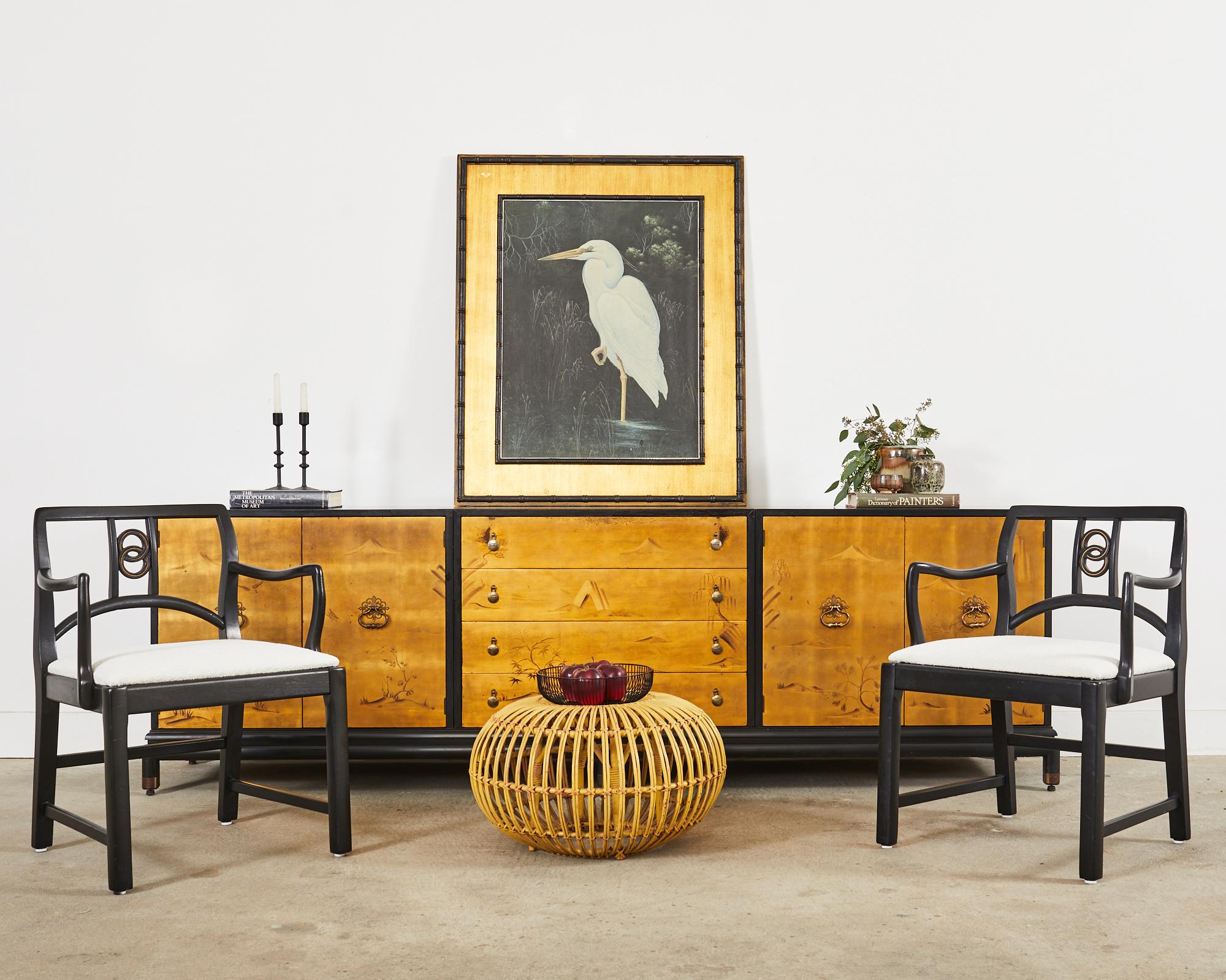 Imposante, moderne Schrankkredenz aus der Mitte des Jahrhunderts, entworfen von Renzo Rutilli für Johnson Furniture Company. Die große Kredenz besteht aus drei Fächern, die von einem asiatischen Schwebeständer getragen werden. Jede Vitrine ist mit