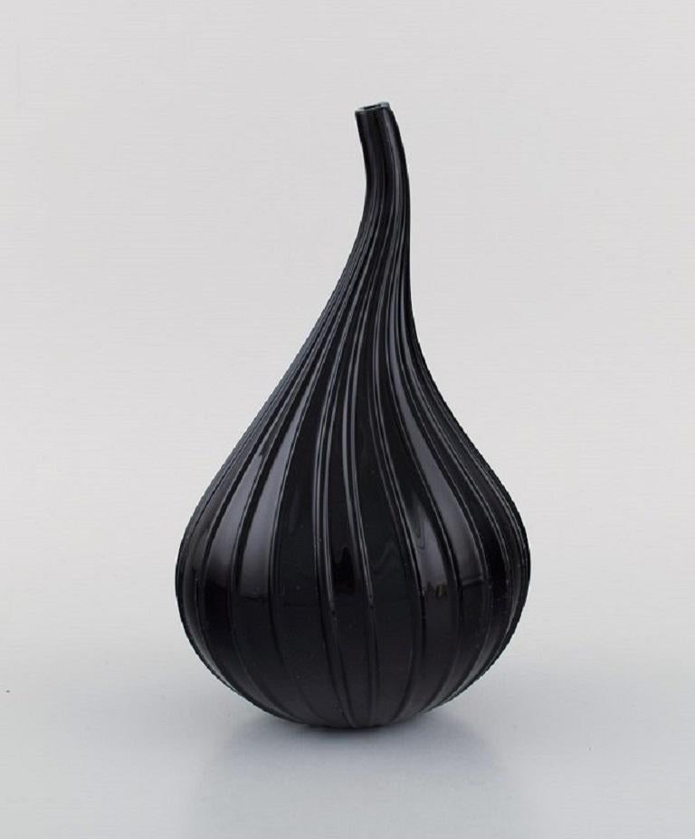 Renzo Stellon for Salviati, Murano. Three drop-shaped vases in black fluted art glass. Dated 2000.
Measures: 21 x 12.5 cm.
In excellent condition.
Stamped.