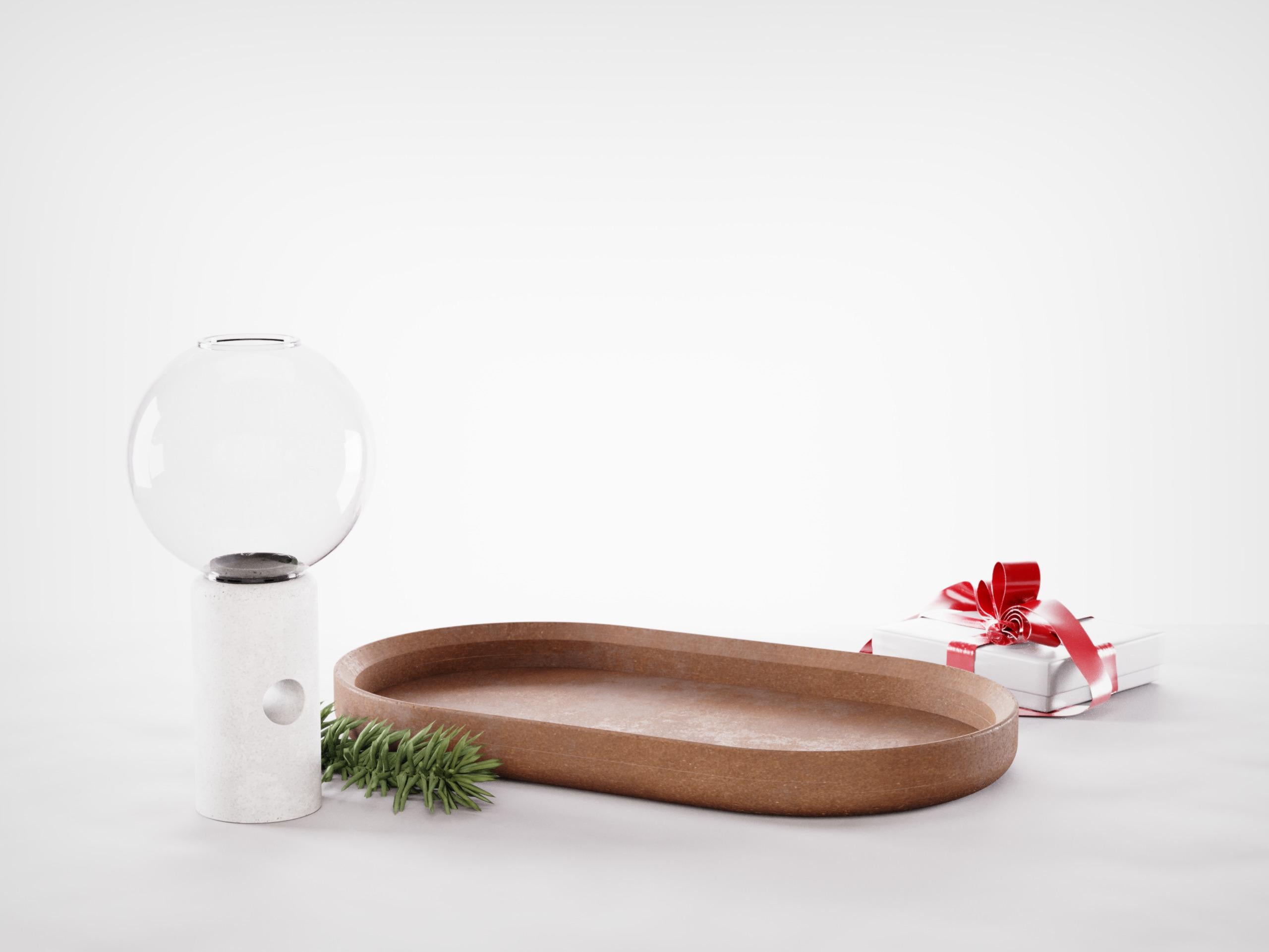 Jetzt in der Weihnachtsedition erhältlich! 
Der Kerzenhalter Efesto ist ein handwerkliches Designprodukt aus der Kollektion Betonaccessoires von Forma & Cemento. Dieser Kerzenständer ist aus Beton und geblasenem Glas gefertigt, um ein einzigartiges