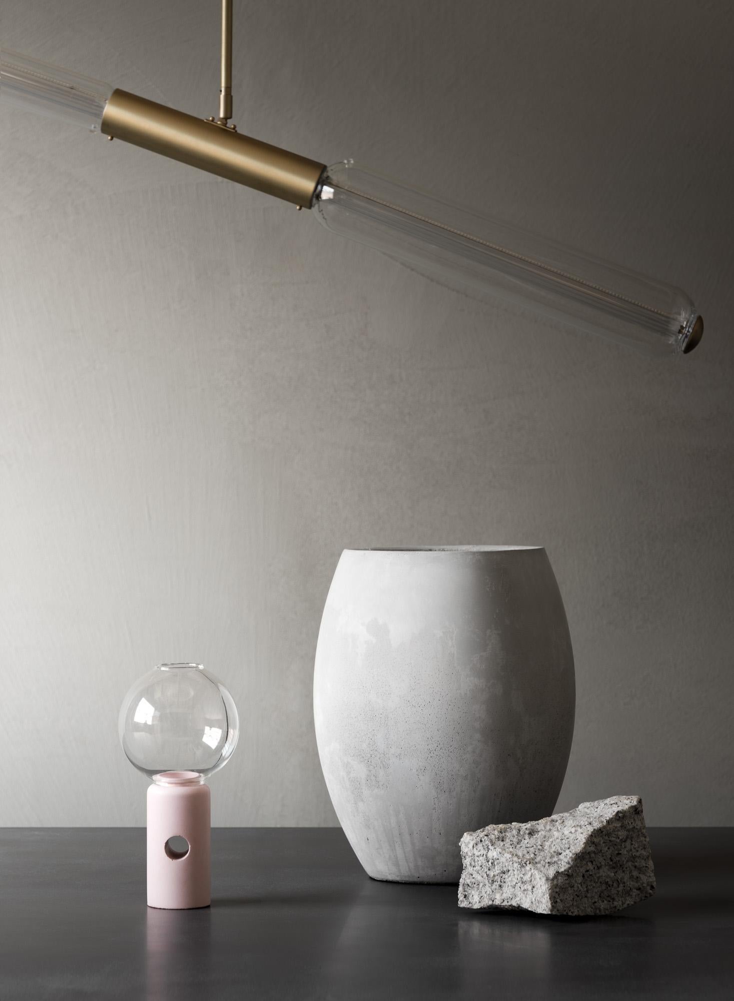 Renzo Tablett + Efesto Kerzenhalter aus Beton und geblasenem Glas, Weihnachtsausgabe (Handgefertigt) im Angebot