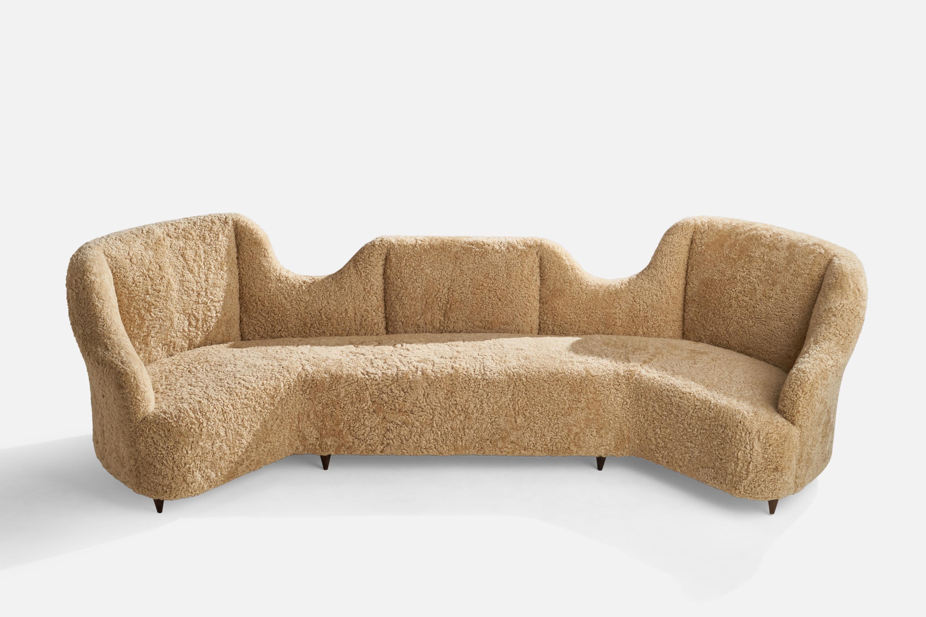 Renzo Zavanella Attribution, Großes Sofa, Shearling, Holz, Italien, 1940er Jahre. im Zustand „Gut“ im Angebot in High Point, NC