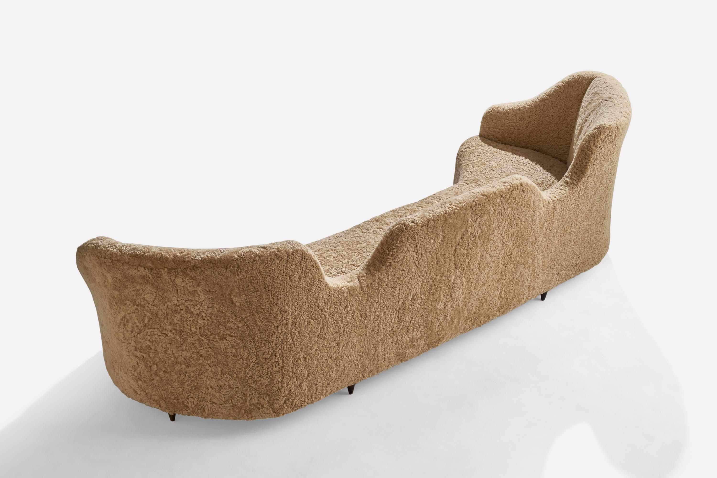 Milieu du XXe siècle Grand canapé Renzo Zavanella Attribution, en bois, peau de mouton, Italie, années 1940 en vente