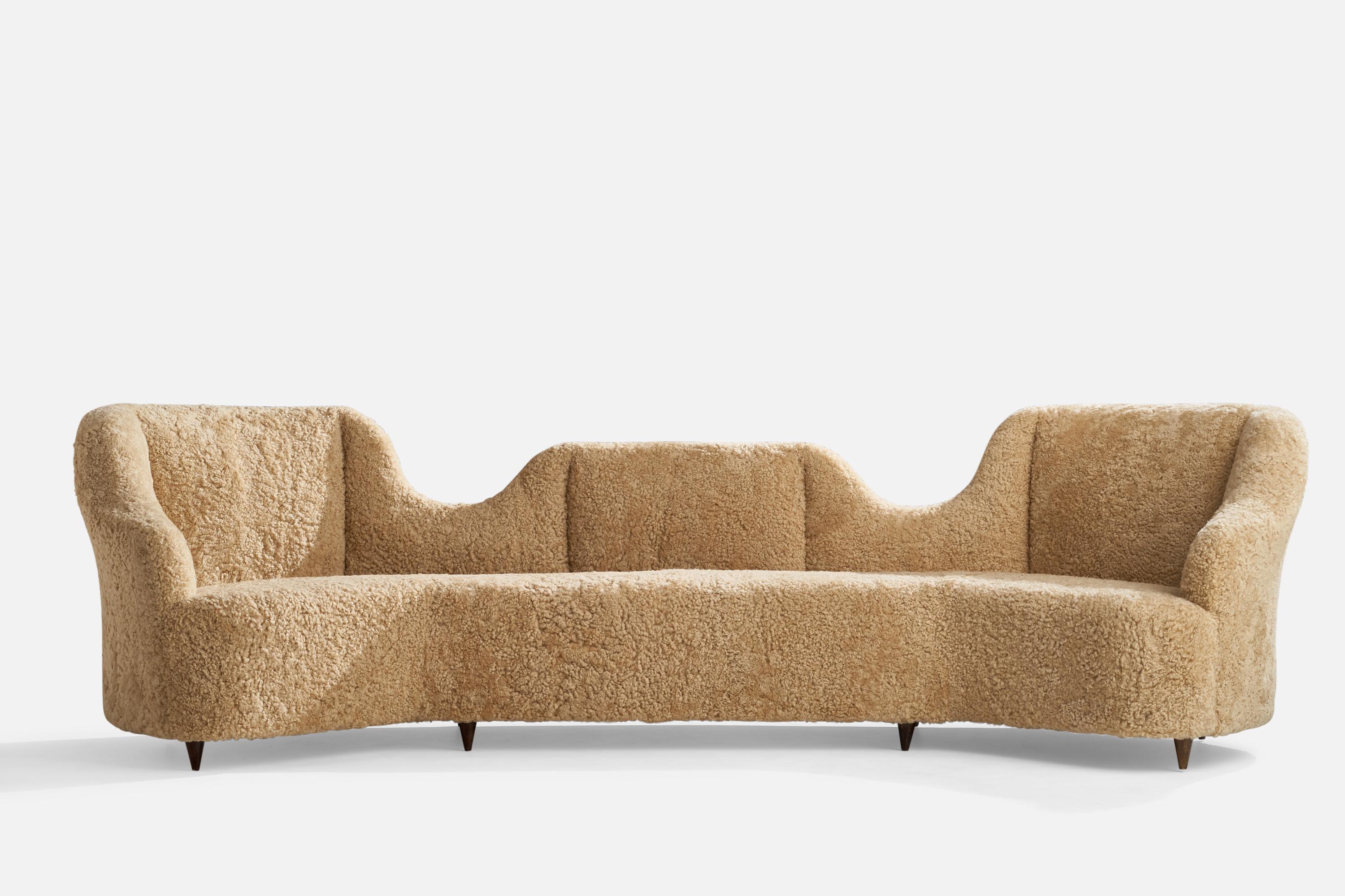 Renzo Zavanella Attribution, Großes Sofa, Shearling, Holz, Italien, 1940er Jahre. (Schaffell und Schafleder) im Angebot