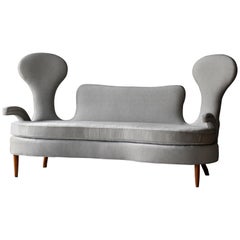 Renzo Zavanella:: Wichtiges Sofa aus dem Hotel San Remo:: heller Stoff:: Nussbaum:: 1950