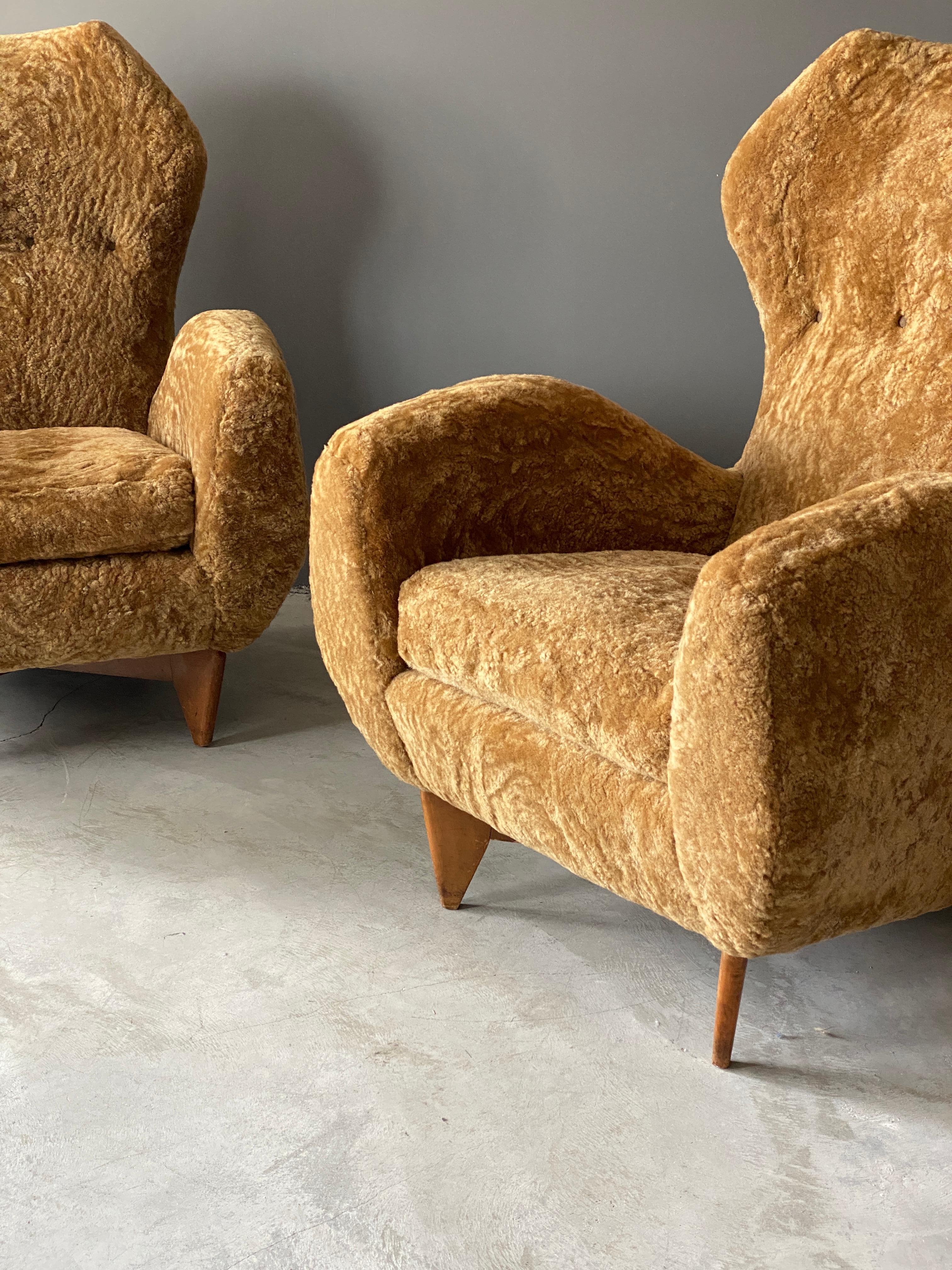 Mid-20th Century Renzo Zavanella, Organic Lounge Chairs, Sheepskin, Walnut, Italy, 1950s
