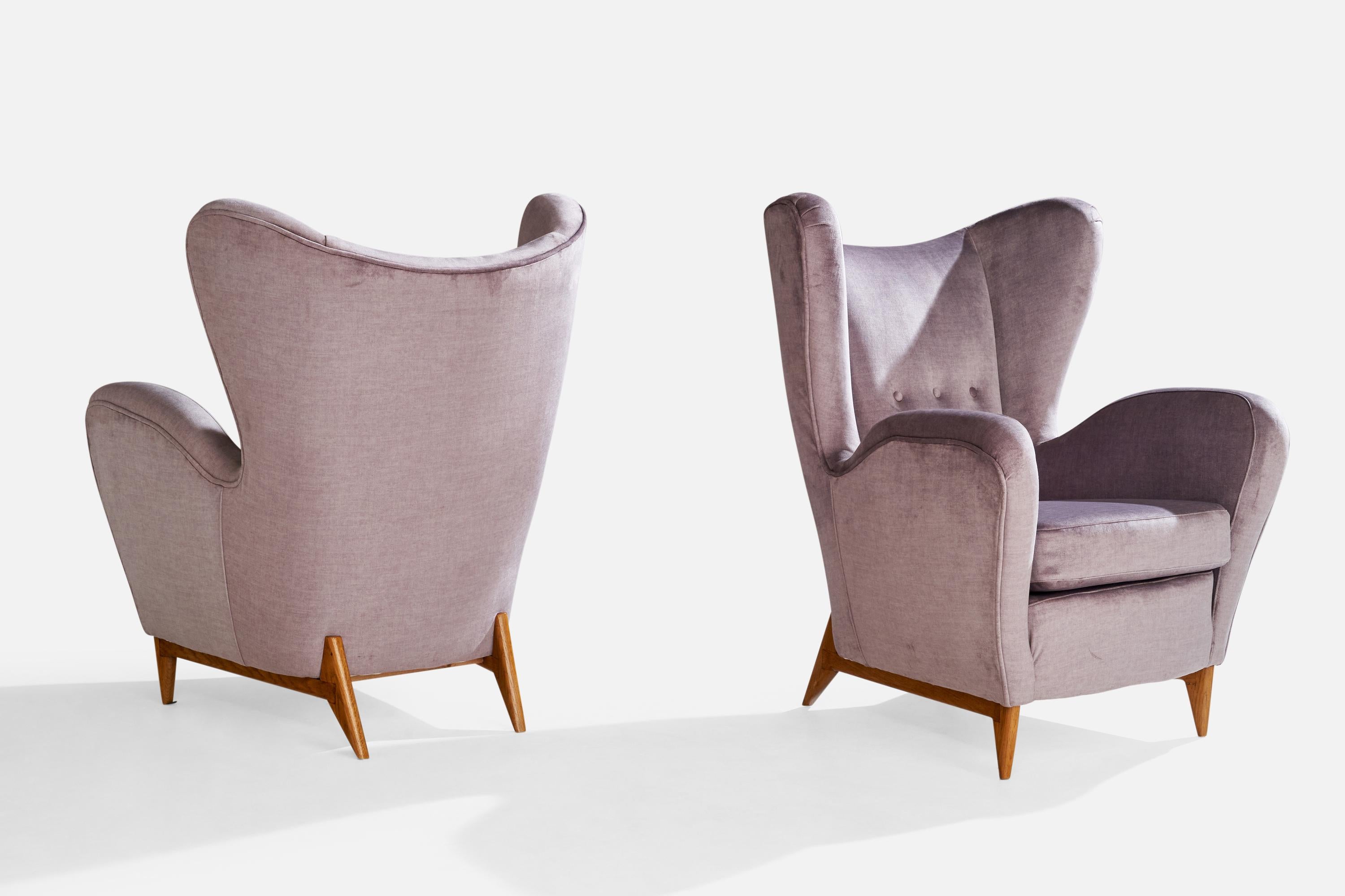 Paire de chaises longues en bois et velours violet attribuées à Renzo Zavenella, Italie, vers les années 1940.

Dimensions : 40,6