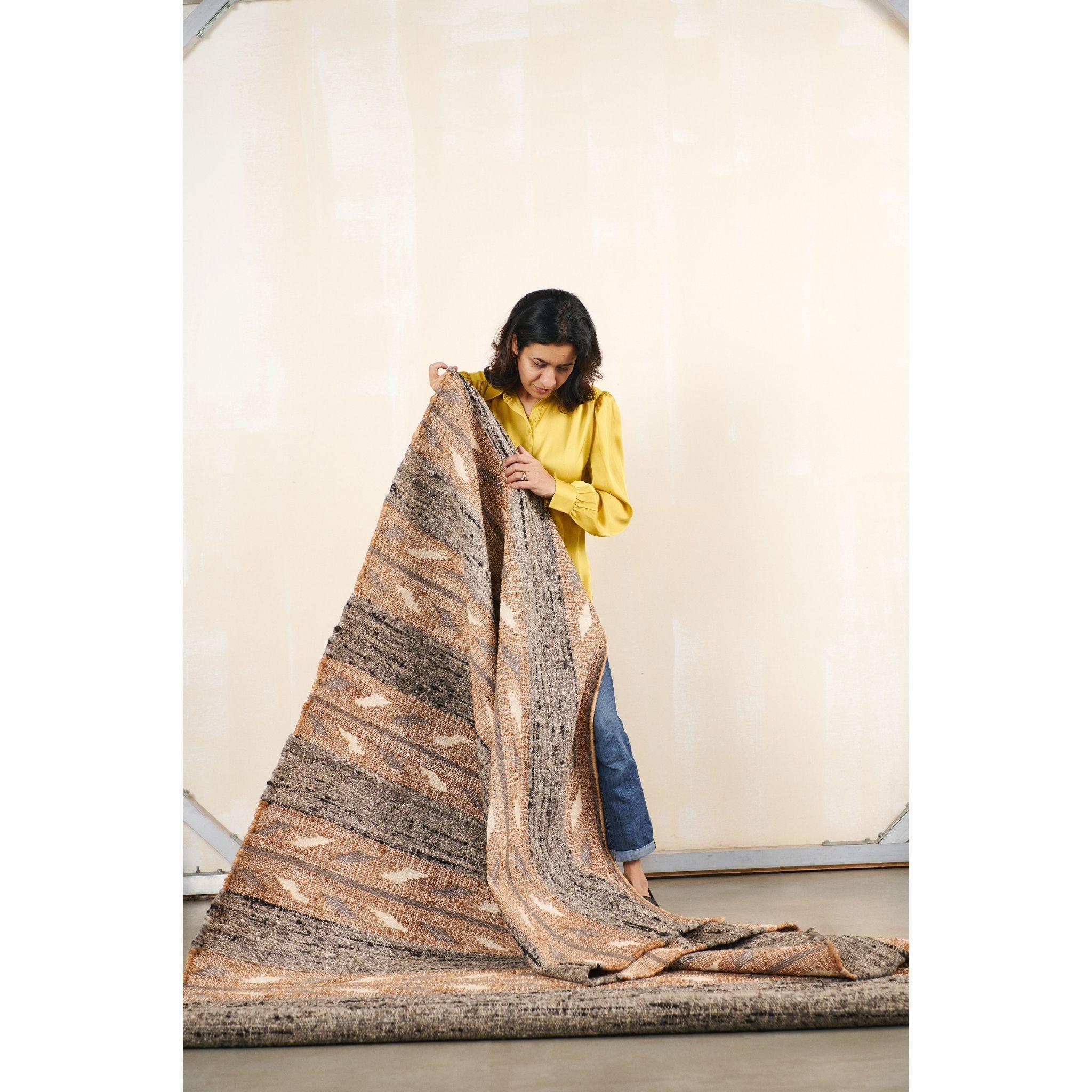 Alfombra india Arrows tejida a mano en tonos naturales de pura lana, yute y algodón Moderno orgánico en venta