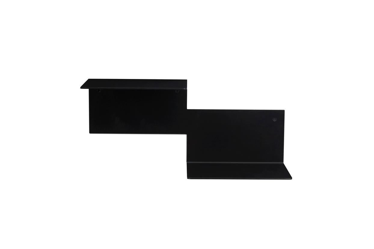 Ripetizione della mensola nera Noir Left di Warm Nordic
Dimensioni: P60 x L23 x H26cm
Materiale: Alluminio verniciato a polvere
Peso: 5 kg
Disponibile anche in diversi colori. 

Scaffale flessibile che può essere montato a parete e che offre