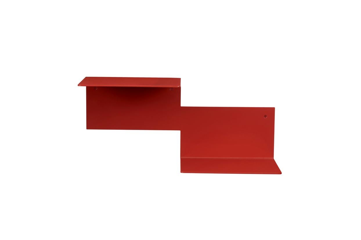 Etagère à répétition rusty Red Left by Warm Nordic
Dimensions : D60 x L23 x H26cm
Matériau : Aluminium peint par poudrage
Poids : 5 kg
Disponible également en différentes couleurs. 

Étagère flexible qui peut être fixée au mur et qui offre des