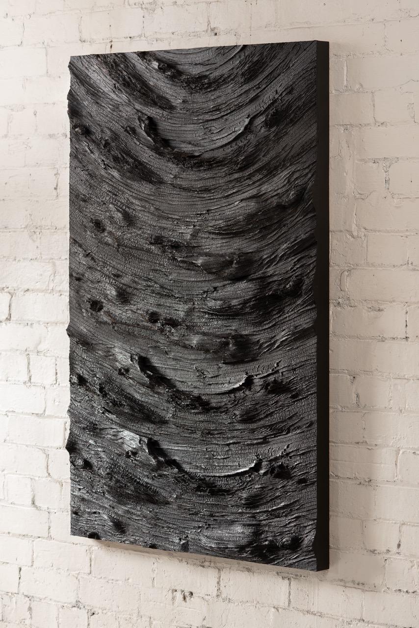 Britannico Scultura da parete con pittura di olmo a motivi ripetuti di Kris Lamba Studio in vendita