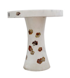 Tavolo con intarsio Scattered Pansies in marmo bianco di Stephanie Odegard