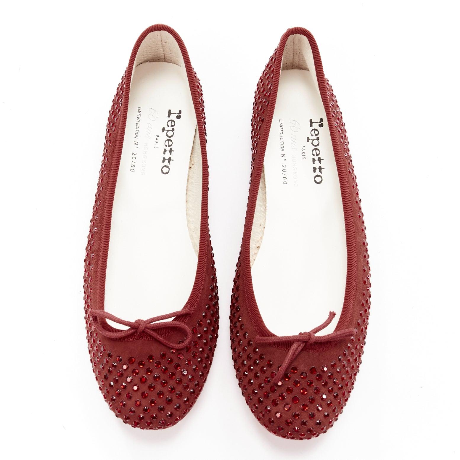 REPETTO 60 Anniversary Limited Edition red crystal suede ballet flats EU37
Reference: ANWU/A01077
Brand: Repetto
Collection: 60 Anniversary Limited Edition
Material: Suede
Color: Red
Pattern: Solid
Closure: Slip On
Lining: White Leather
Made in:
