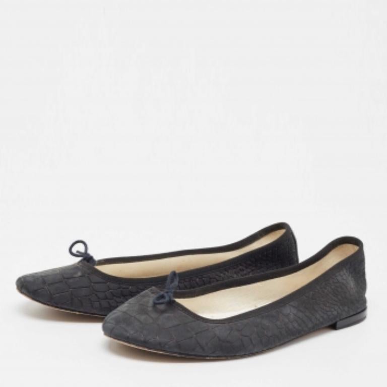 Vervollständigen Sie Ihren Look, indem Sie diese Designer-Balletts zu Ihrer Sammlung von Alltagsschuhen hinzufügen. Sie werden mit viel Geschick gefertigt, um eine perfekte Passform und Stil zu gewährleisten.