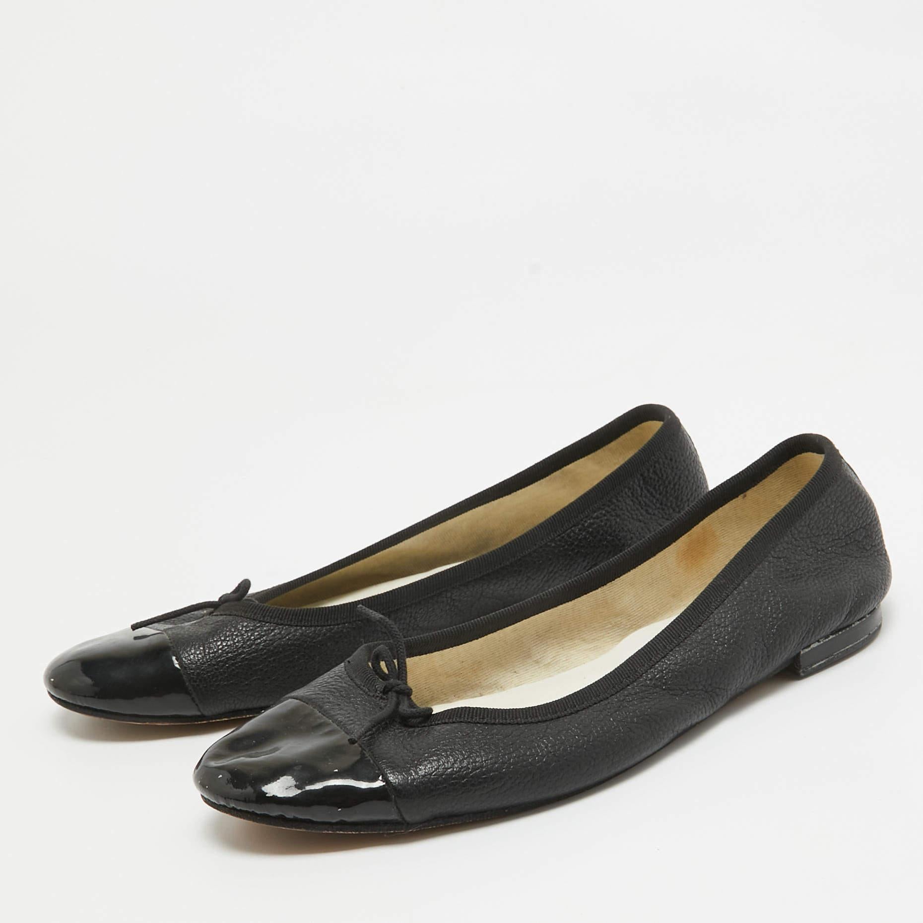 Complétez votre look en ajoutant ces ballerines Repetto à votre collection de chaussures de tous les jours. Ils sont fabriqués avec soin pour garantir un ajustement et un style parfaits.