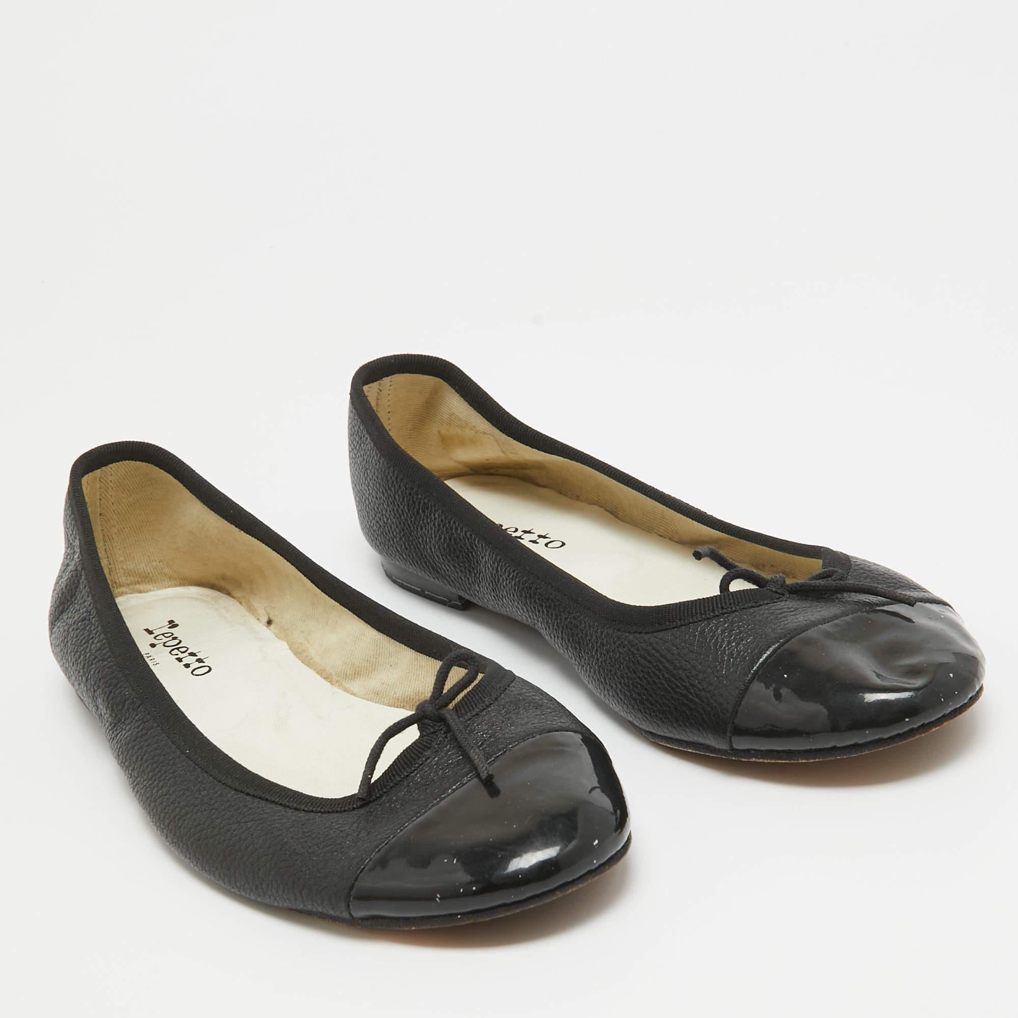 Repetto - Ballerines avec nœud en cuir et vernis noir Taille 38 État moyen - En vente à Dubai, Al Qouz 2