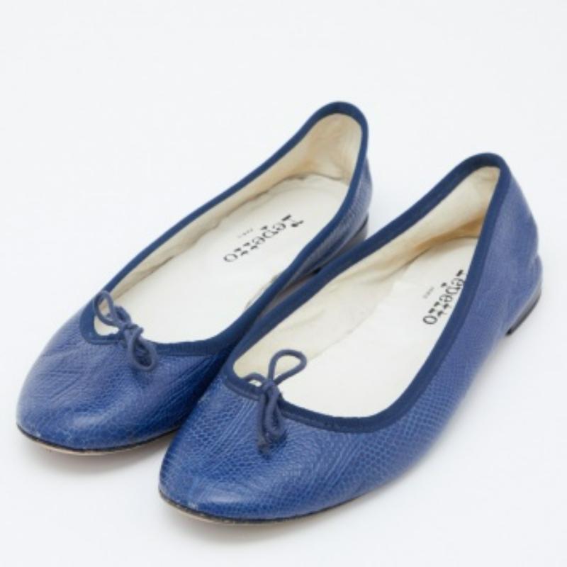 Completa il tuo look aggiungendo queste ballerine di design alla tua collezione di calzature per tutti i giorni. Sono realizzati con maestria per garantire una vestibilità e uno stile perfetti.