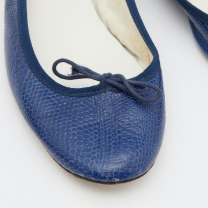 Repetto Ballerine con fiocco in pelle blu in rilievo taglia 40 In condizioni discrete in vendita a Dubai, Al Qouz 2