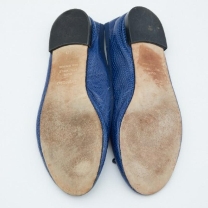 Repetto Ballerine con fiocco in pelle blu in rilievo taglia 40 in vendita 2