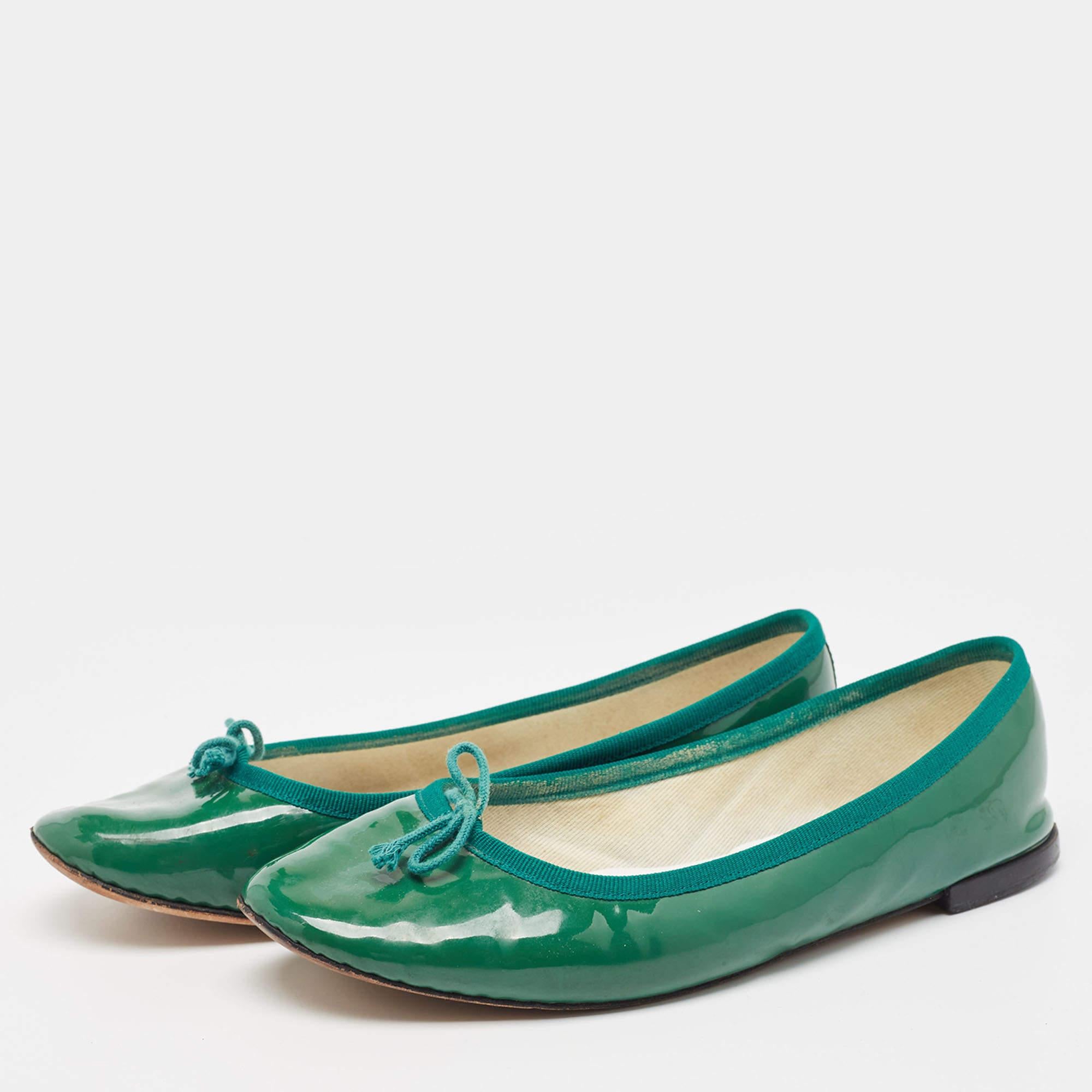 Définie par le confort et le style sans effort, aucune garde-robe n'est jamais complète sans une paire de ballerines chics. Cette paire est belle à regarder et est équipée d'éléments tels qu'une semelle intérieure confortable et une semelle durable. 