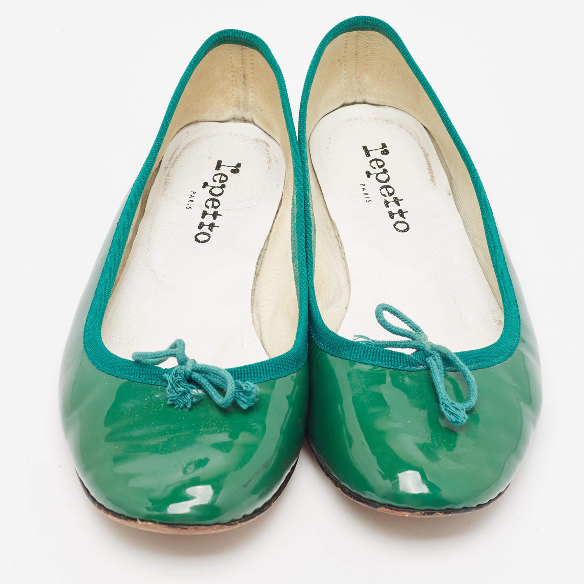 Vert Ballerines Repetto en cuir verni vert avec nœud, taille 38 en vente