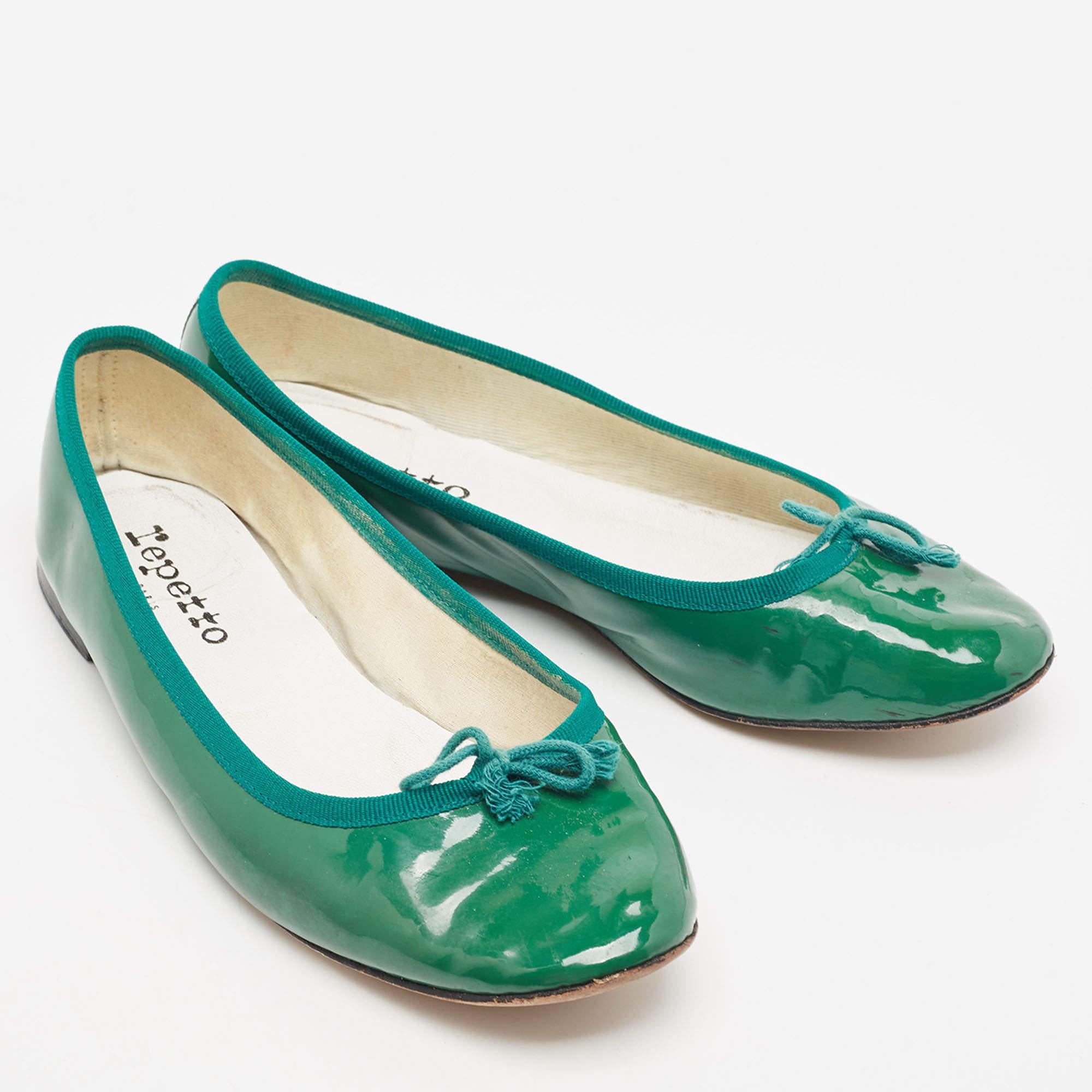 Ballerines Repetto en cuir verni vert avec nœud, taille 38 Bon état - En vente à Dubai, Al Qouz 2