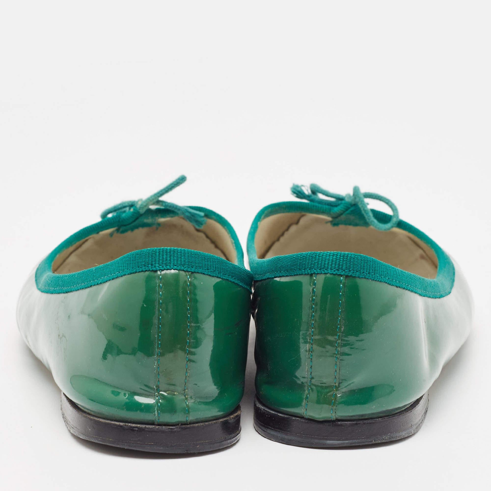 Ballerines Repetto en cuir verni vert avec nœud, taille 38 Pour femmes en vente