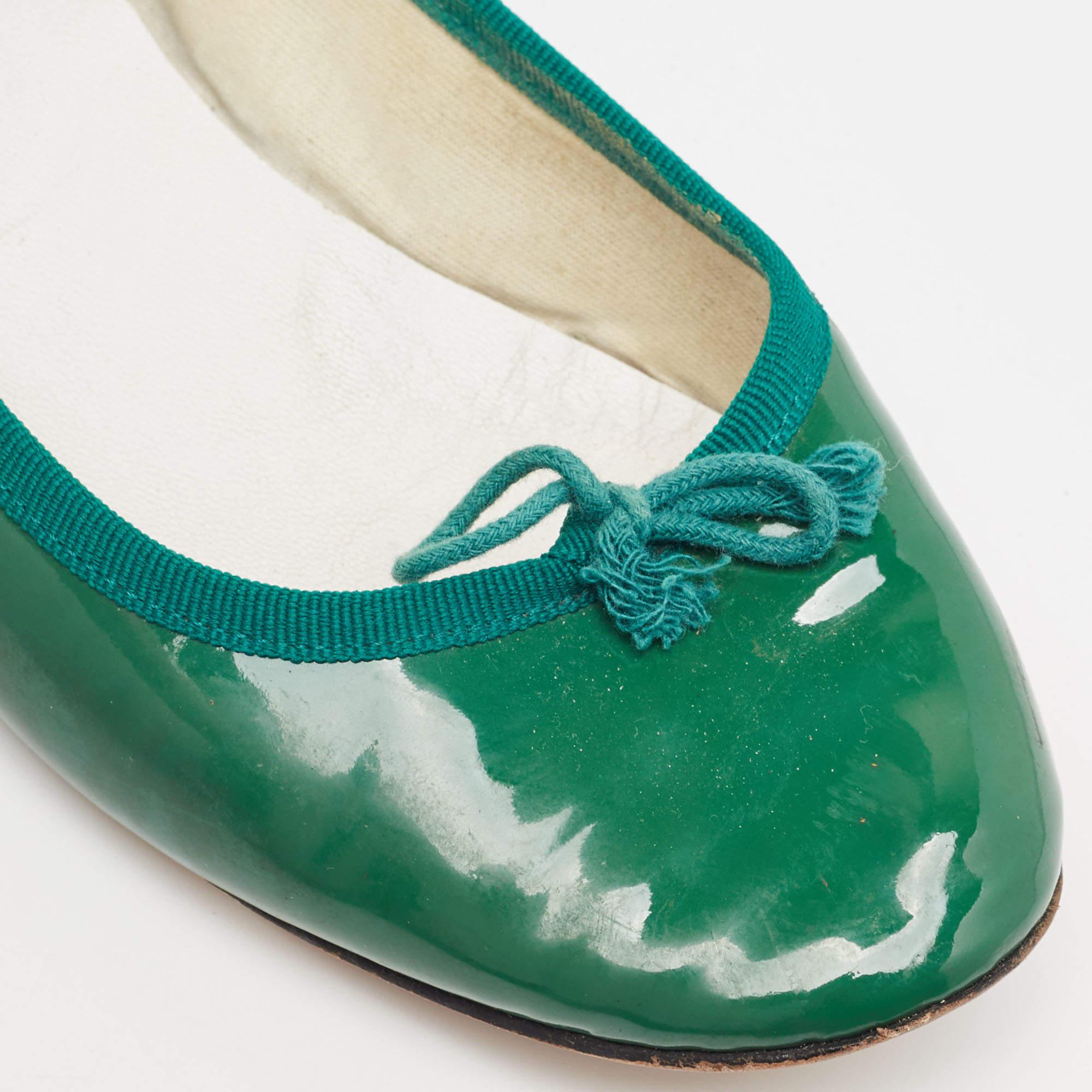Ballerines Repetto en cuir verni vert avec nœud, taille 38 en vente 2