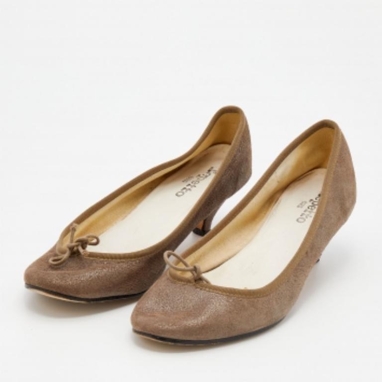 Fue en 1947 cuando Rose Repetto creó por primera vez unos zapatos de baile para su hijo. Ese mismo par marcó el comienzo de una de las mejores marcas en el ámbito del lujo y el ballet. De esa misma marca procede este par bien elaborado que, justo es