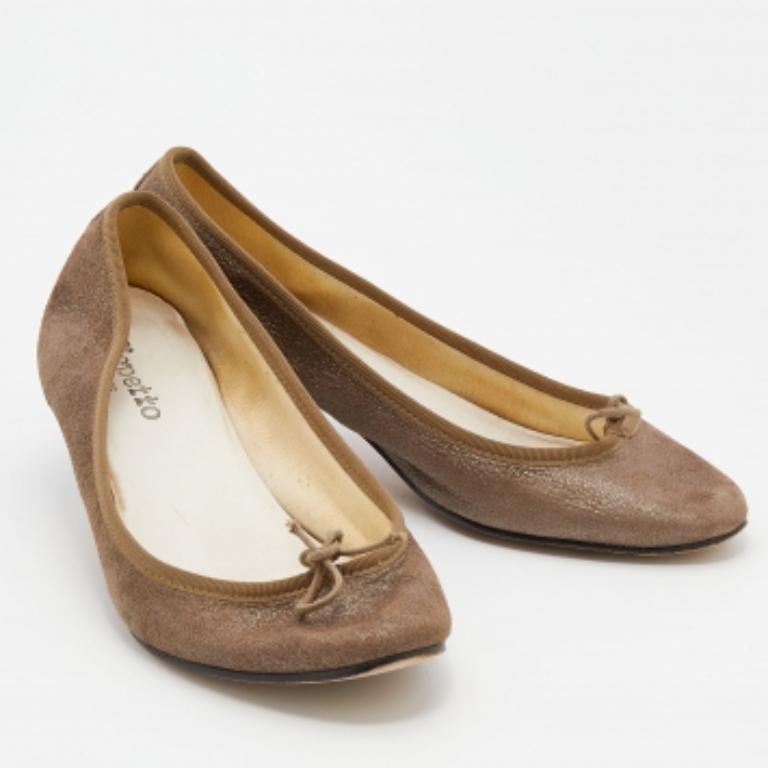 Repetto Zapatos de tacón de ante caqui con detalle de lazo talla 41 en Bastante bueno estado para la venta en Dubai, Al Qouz 2