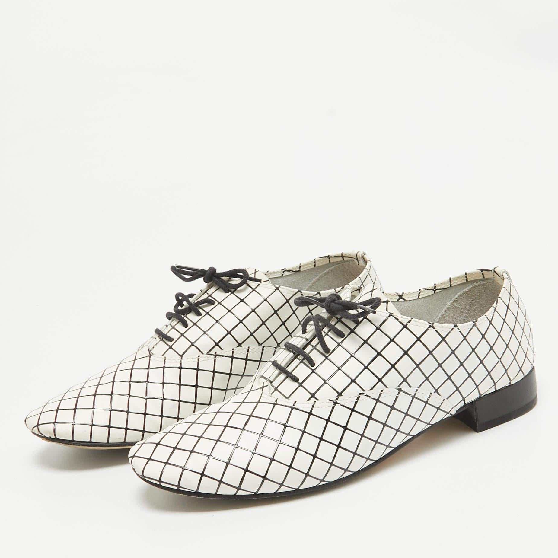 Let this comfortable pair be your first choice when youre out for a long day. These Repetto derby shoes have well sewn uppers beautifully set on durable soles.