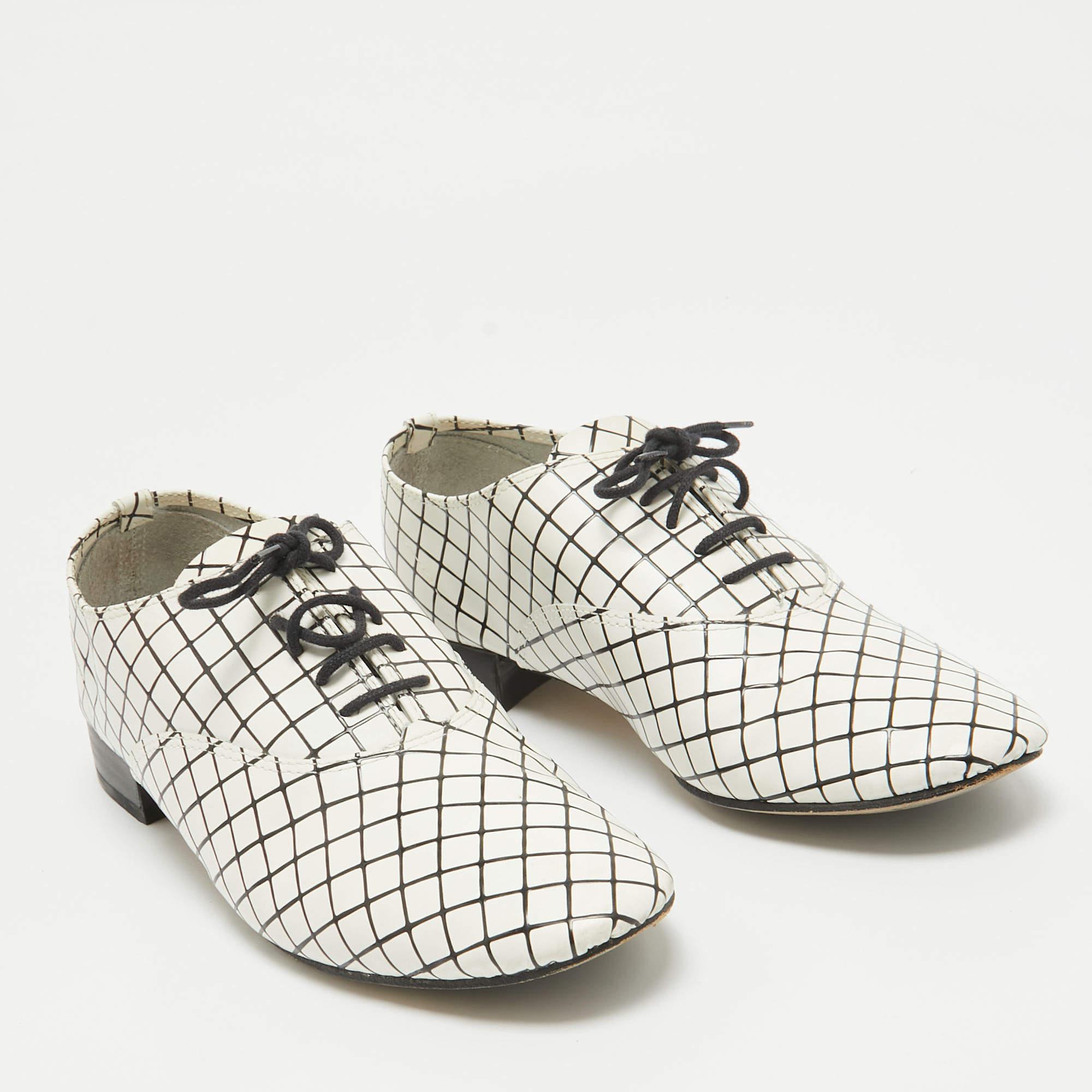 Repetto White/Black Printed Leather Derby Size 39 In Fair Condition In Dubai, Al Qouz 2