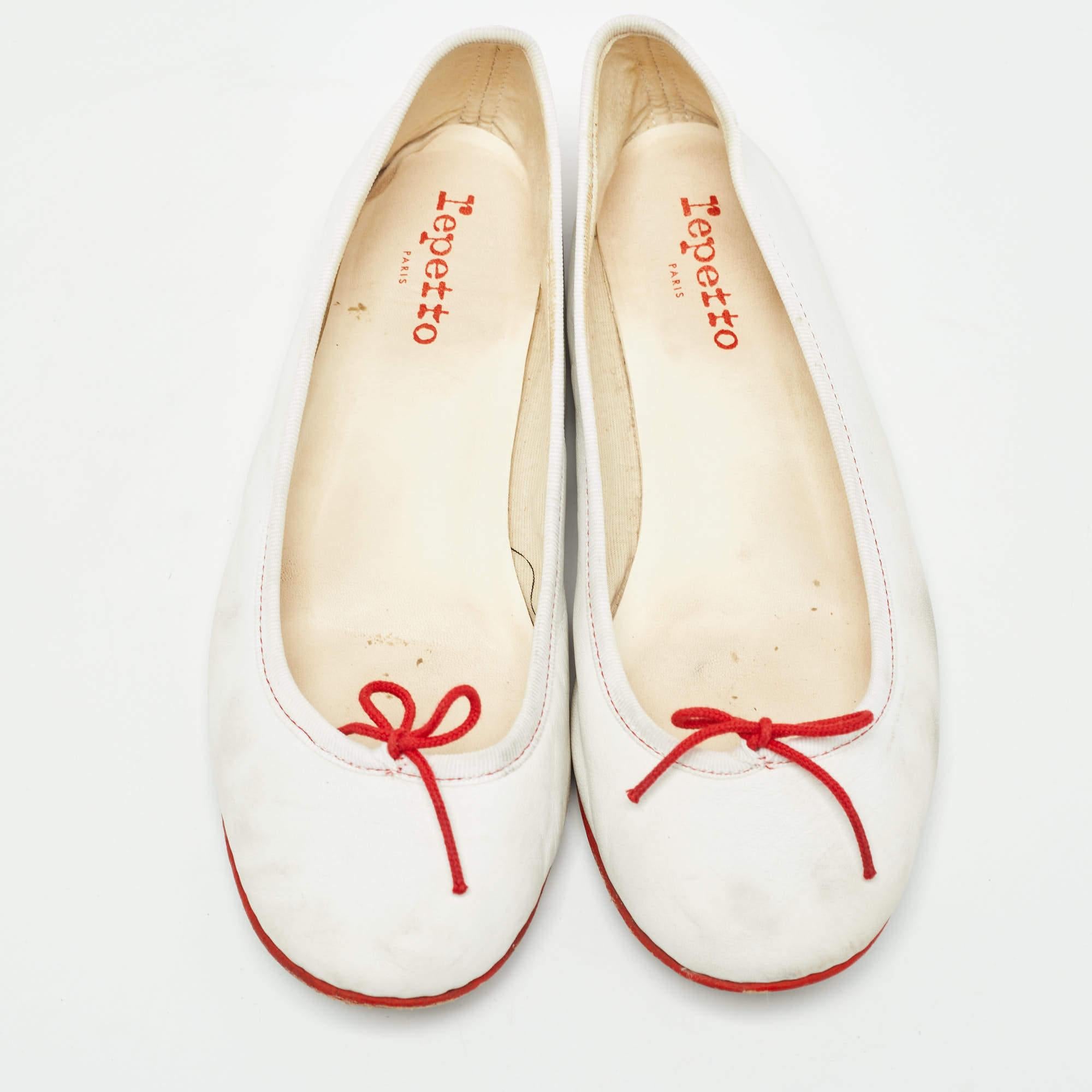 Repetto White Leather Bow Ballet Flats Size 39 In Fair Condition In Dubai, Al Qouz 2