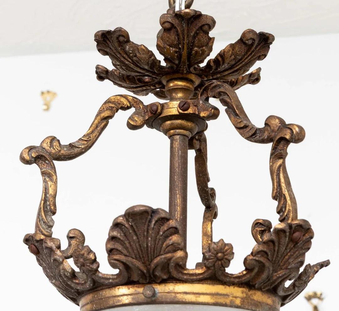 Ottone e vetro smerigliato tagliato in modo da ottenere un pendente chiaro, ricablato e pronto per essere appeso. Presa e cavo nuovi. Il tappo originale per il soffitto e la ferramenta per appenderlo sono inclusi. Buone condizioni generali, pronto