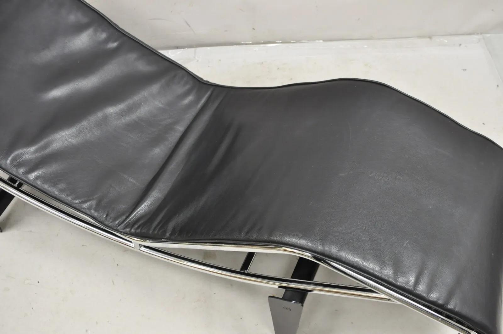 Replica Le Corbusier LC4 Style Chaise Lounge Chair in Black Leather In Good Condition For Sale In Philadelphia, PA