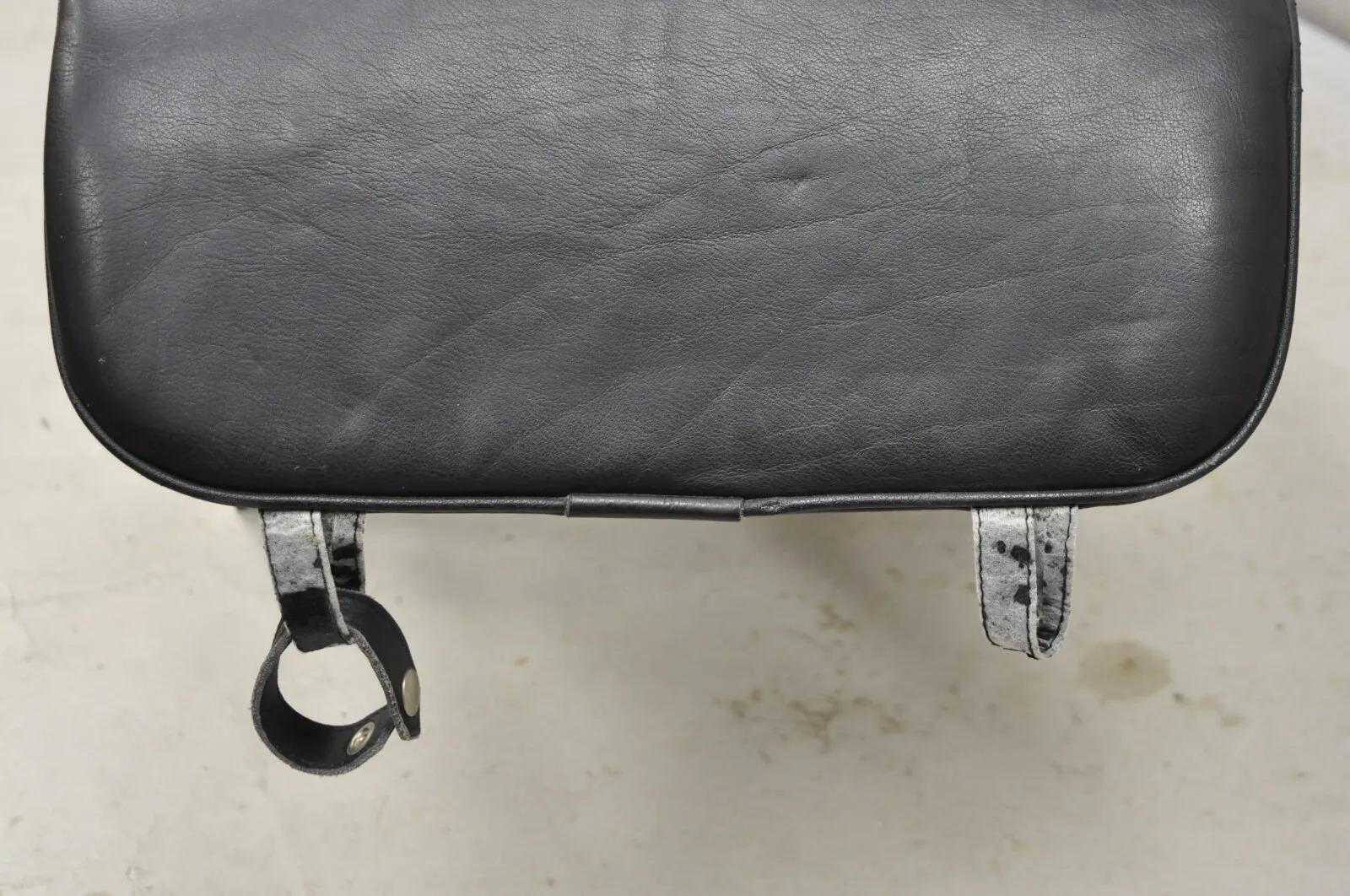 Replica Le Corbusier LC4 Stil Chaise Loungesessel aus schwarzem Leder im Angebot 3