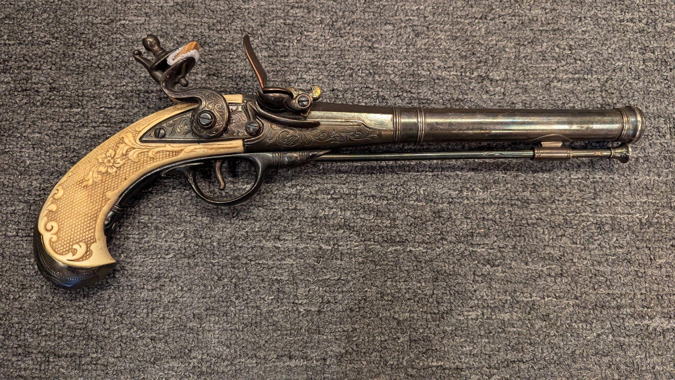 Il s'agit d'une très belle pièce d'exposition pour votre bureau ou votre bibliothèque.  La réplique du pistolet à silex a toutes les pièces mobiles en métal, la poignée sculptée est, je crois, une sorte de composite, mais elle est très bien faite.