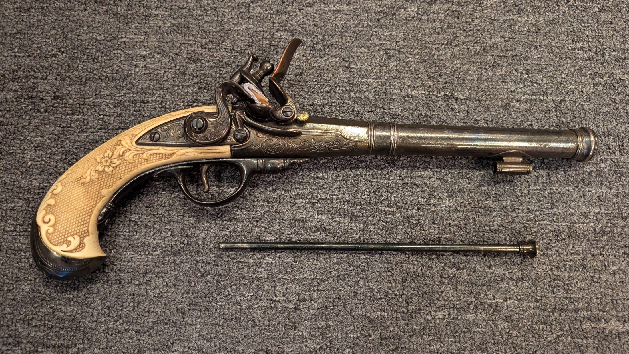 Renaissance Réplique de platine à silex sans mise à feu en vente