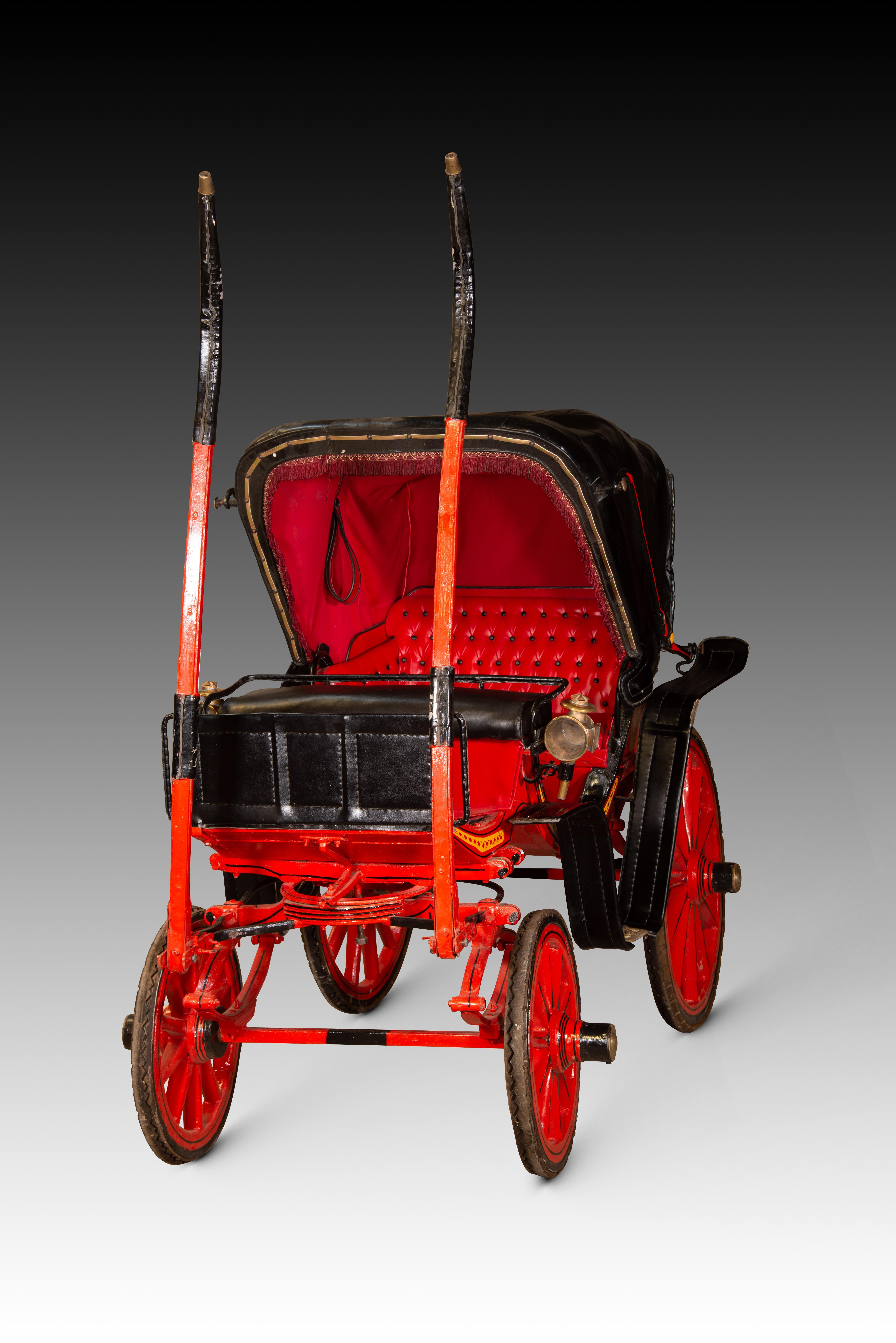  Replica of carriage. Bois, métal, etc. 20e siècle. 
 Voiture à quatre roues avec capote et siège ouvert, inspirée de modèles anciens et peinte en rouge. -
 Taille : 210x123x175 cms. Con barras Long 357 cm.  Le poids est purement indicatif, il peut