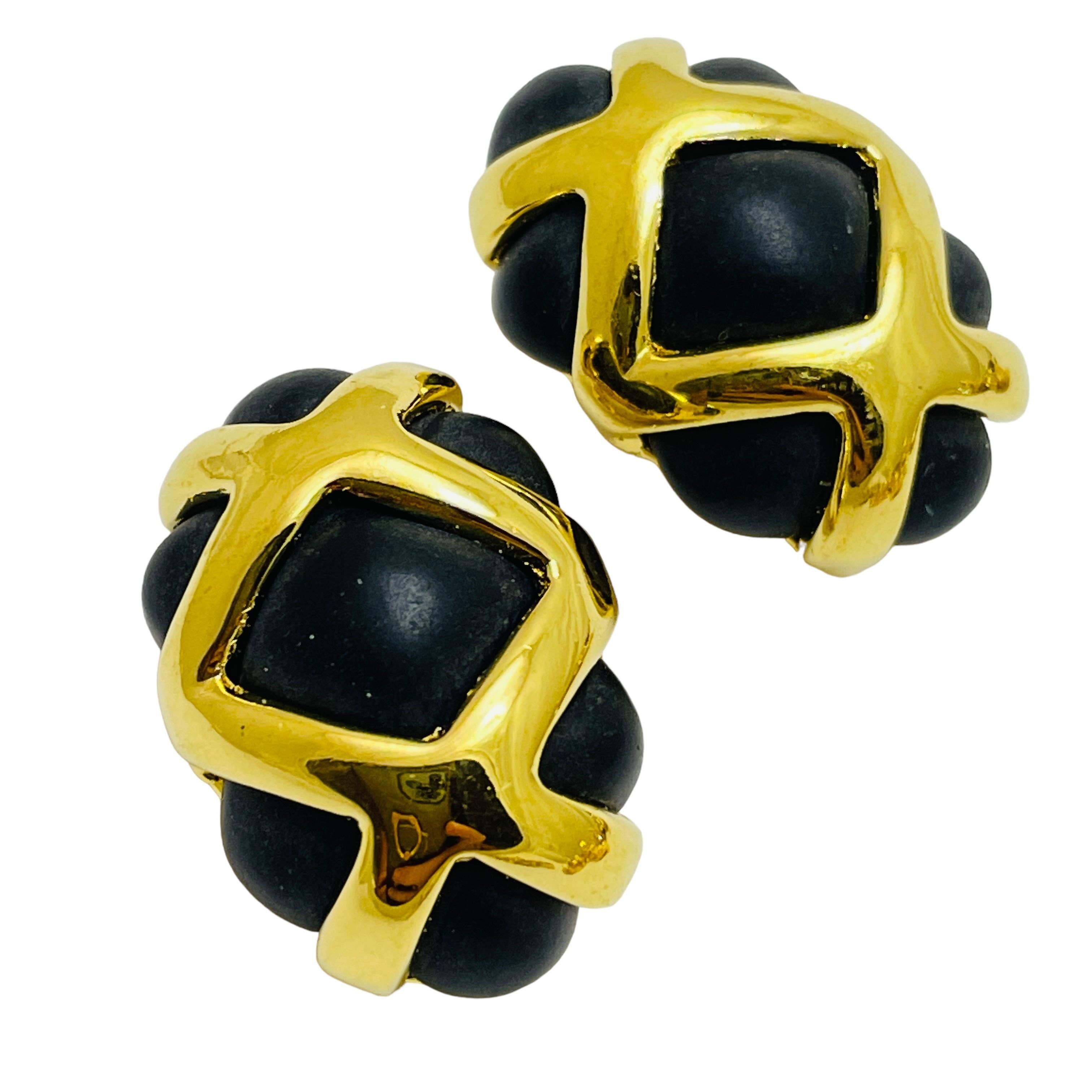 DETAILS

• signed REPLICA   

• gold tone with black resin

• vintage designer earrings

MEASUREMENTS  

• 

CONDITION

•  very good vintage condition with minimal signs of wear 

 Sku 43

❤️❤️  VINTAGE DESIGNER JEWELRY ❤️❤️

❤️❤️  ALEXANDER’S