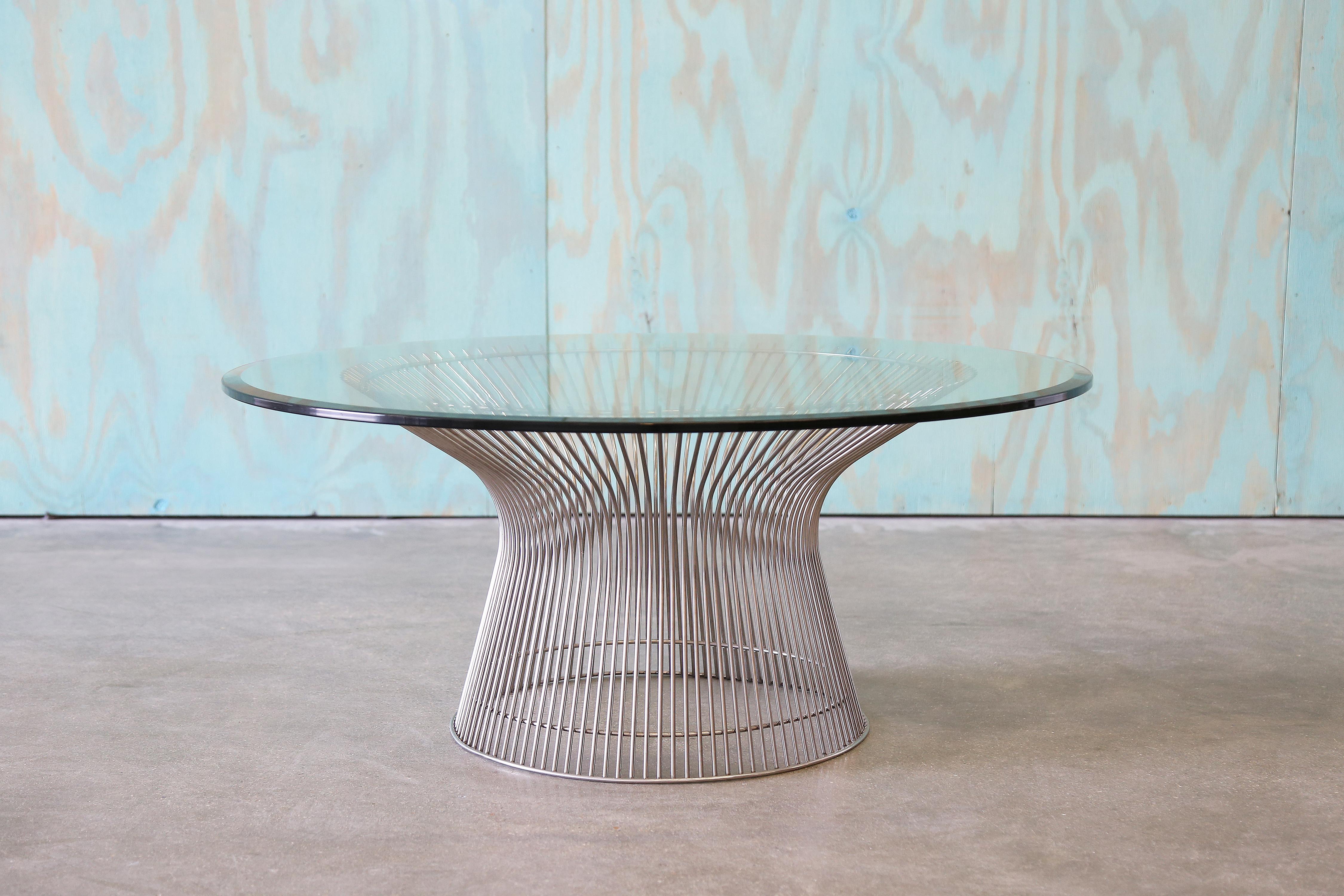 Acheté sous la forme Eternity Modern. Une réplique de haute qualité de la table basse emblématique conçue par Warren Platner pour Knoll. Base en chrome lourd et plateau en verre biseauté. Cette table est vendue au détail chez eternity modern pour