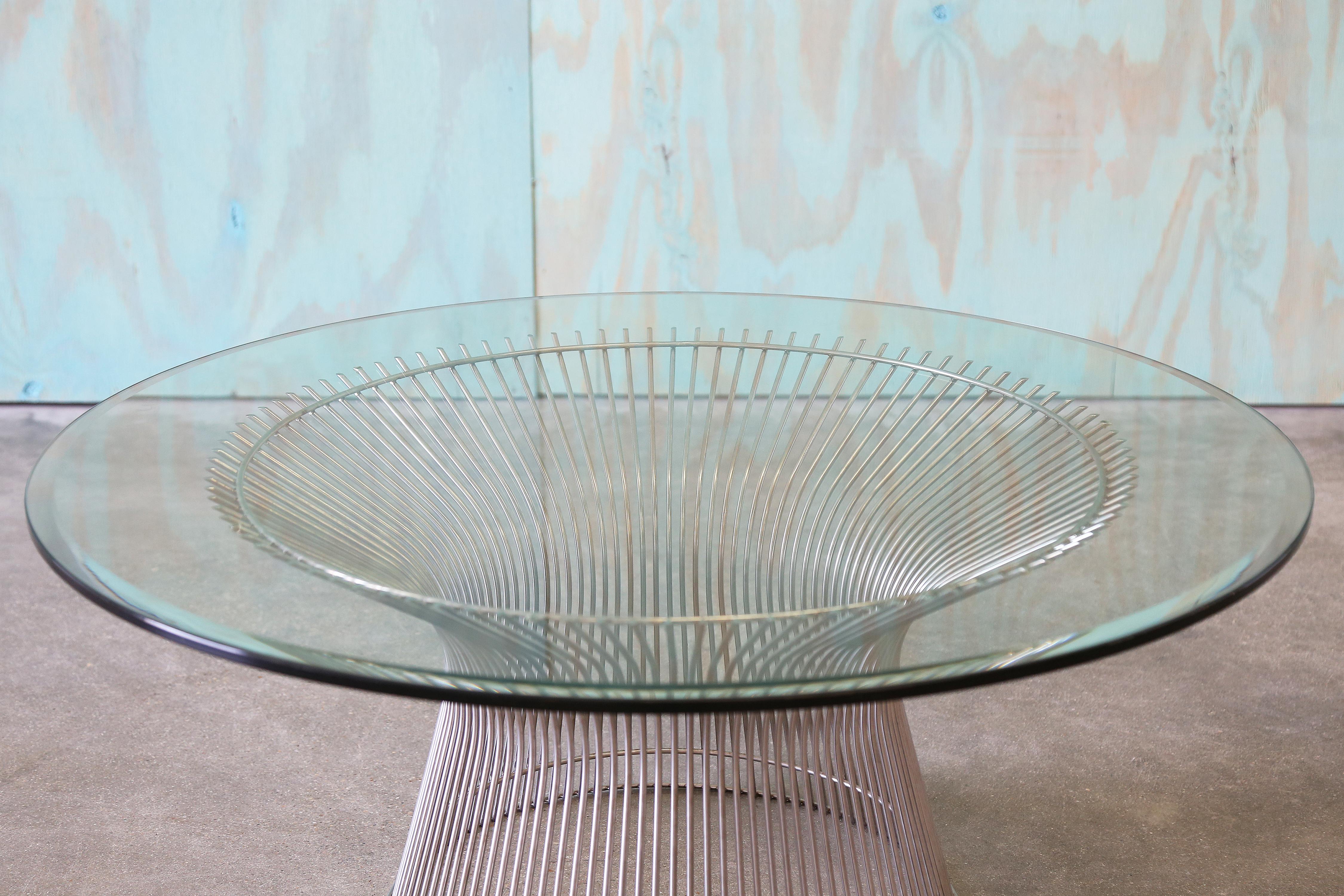 Mid-Century Modern Réplique de la table basse en chrome et verre 36