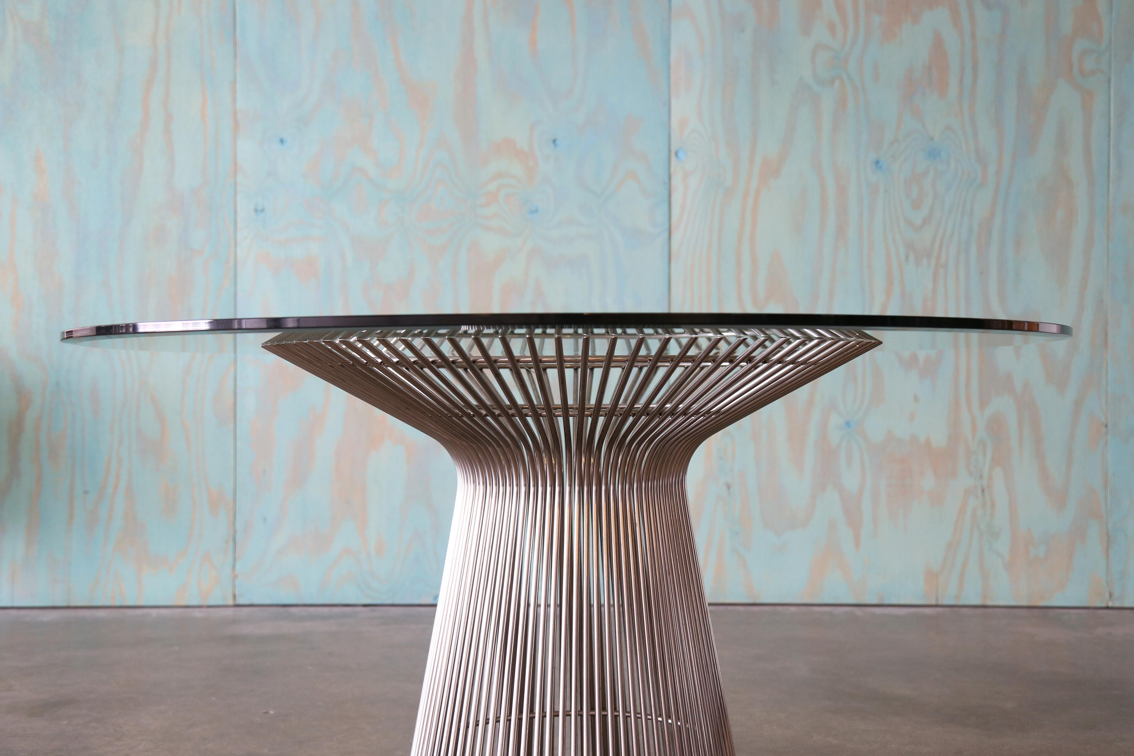 Acheté sous la forme Eternity Modern. Une réplique de haute qualité de la table emblématique conçue par Warren Platner pour Knoll. Base en chrome lourd et plateau en verre biseauté. Cette table est vendue au prix de 2700 chez eternity modern.  

Non
