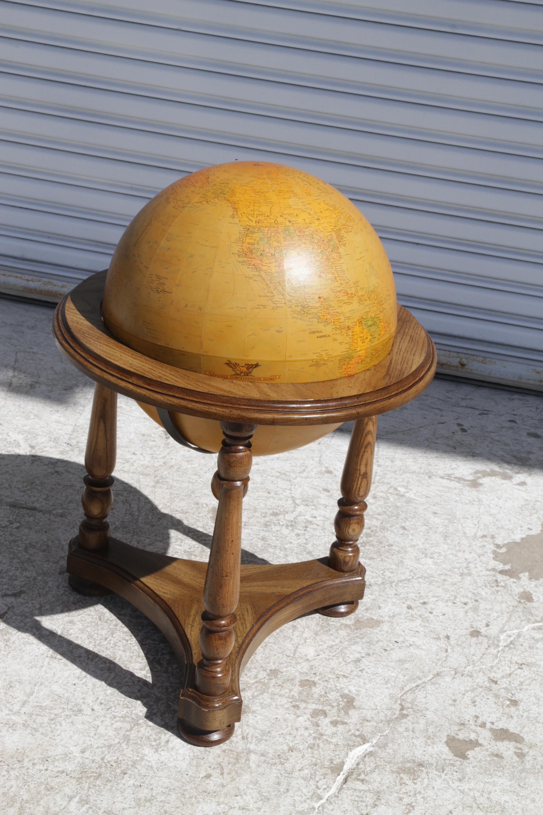 Experimenta un trozo de historia con este Globo Replogle vintage. Este globo terráqueo de la serie World Classic de 16 pulgadas de diámetro ofrece una visión intemporal y detallada del mundo, con tonos tostados apagados en un soporte de madera. Es
