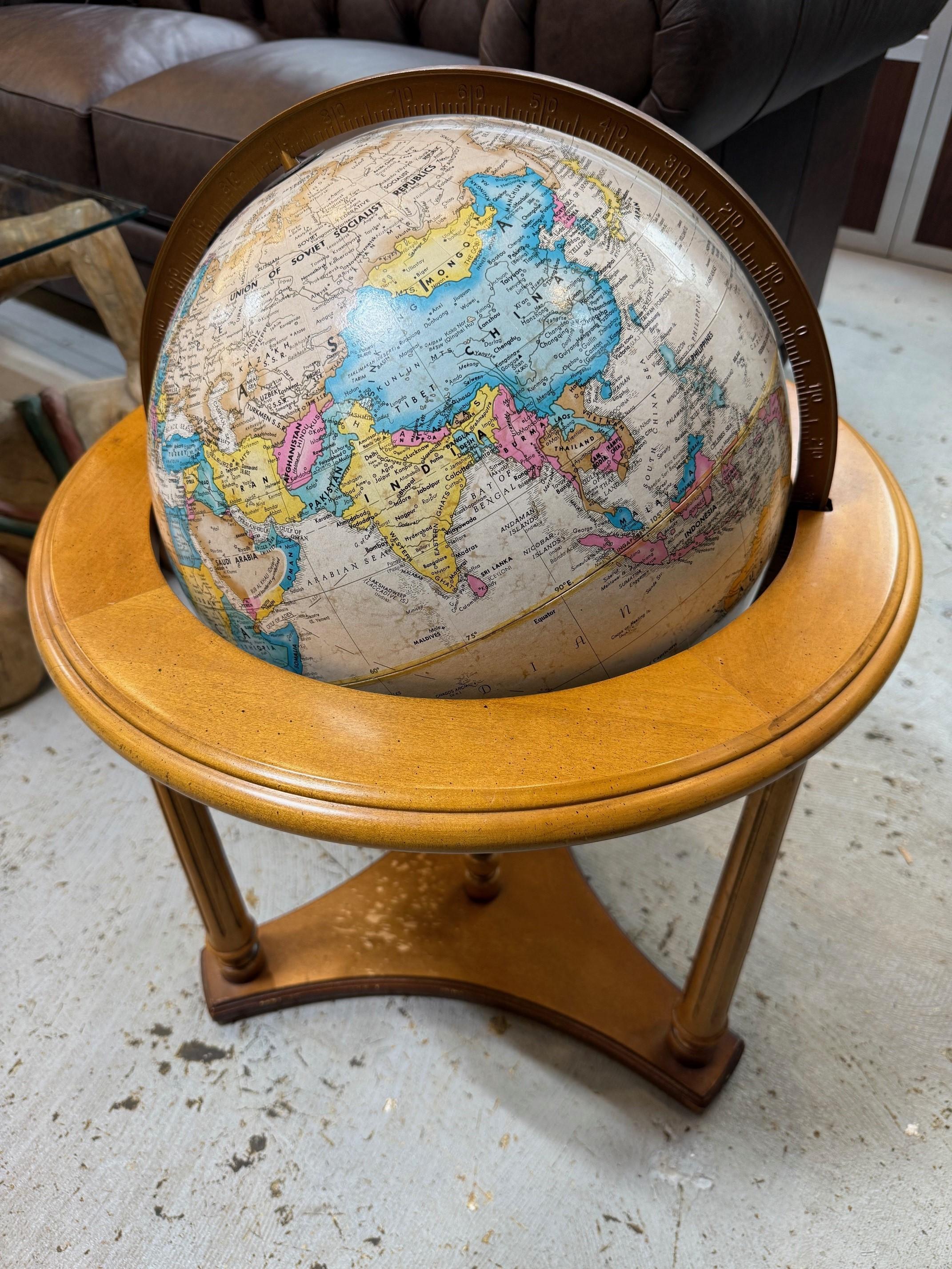 Experimenta un trozo de historia con este Globo Replogle vintage, cartógrafo de LeRoy M. Tolman. Este globo terráqueo de la serie World Classic de 16 pulgadas de diámetro ofrece una visión intemporal y detallada del mundo, con tonos tostados